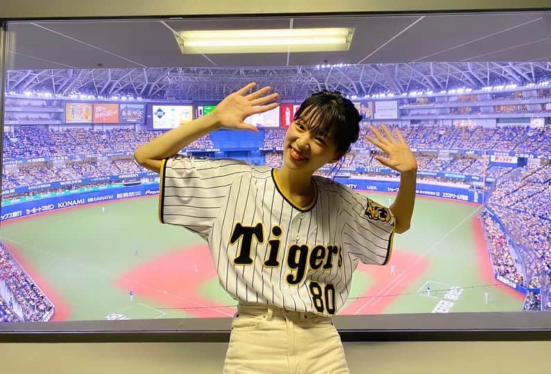 片山友希のインスタグラム：「ABCテレビ阪神vs中日戦の生中継に参加させて頂きました！緊張したー！ 初めての野球観戦、迫力やエネルギーを感じ子ども達の声援も聞けてとってもパワーを頂きました！ そして…福留孝介さん伊藤史隆アナウンサー。お二人の実況を隣で聞けました…とっても贅沢な経験をしました。ありがとうございます！楽しかったです🙏 ぜひぜひ、ドラマ「何曜日に生まれたの」もよろしくお願いします☺️」