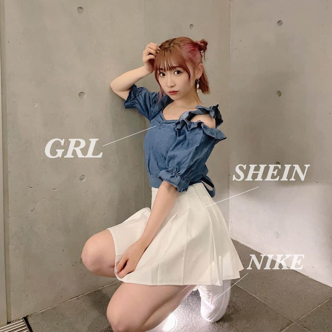 平野友里（ゆり丸）のインスタグラム：「🤍  #ゆり丸コーデ 👗🍥  トップス⇨ @grl_official  スカート⇨ @shein_japan  スニーカー⇨ @nike   GRLのデニムトップス、程よい 肌見せで形もとってもかわちい❤︎  デニム×ホワイトの組み合わせで さわやか夏コーデ🌻🤍 スニーカーで甘すぎず👟🤍  ・ ・ ・ ・  #grl #grl購入品 #grlコーデ #グレイル #グレイル購入品 #グレイルコーデ #グレイル女子 #shein #shein購入品 #sheinコーデ #NIKE #ナイキ #ナイキスニーカー #スニーカー #スニーカーコーデ #スニーカー女子 #シーイン購入品 #シーイン #シーインコーデ #ゆり丸 #アイドル #アイドルコーデ #夏コーデ #ootd #ootdfashion #平野友里」