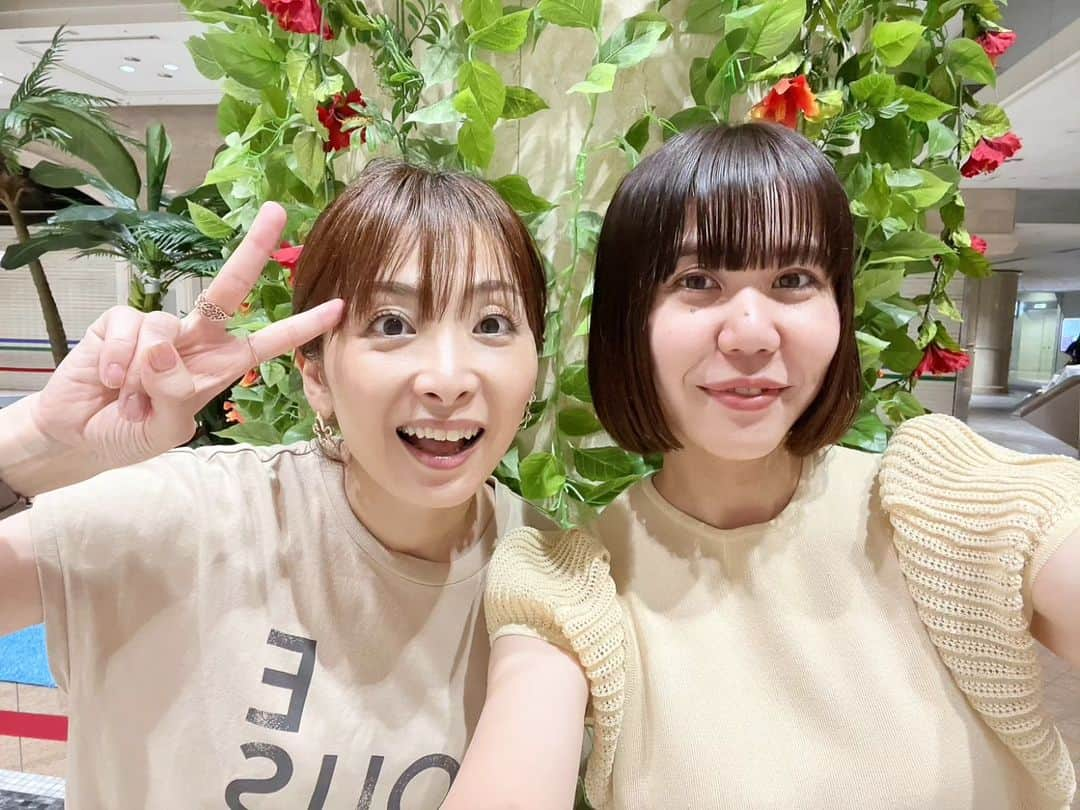 林智美 さんのインスタグラム写真 - (林智美 Instagram)「2ヶ月前に会った時は ふたりとも黒で、 こないだ会った時は ふたりともベージュでした。 気が合うねぇ🤣  しかもユーちゃん、 ロングからボブにバッサリ✄ どっちも超似合う。かわいい。好き。  お誕生日おめでとう♡ これからもしょーもないことで いっぱいケラケラ笑いあお！  #ラビンユー #アイラブユー #happybirthday #お誕生日おめでとう #🎂 #最後の動画はご愛嬌  #でも手を振るタイミングばっちり揃ってた #やっぱり気が合うねぇ笑 #ところでナナって何笑 #また遊ぼうね」8月23日 22時20分 - h_tomomi_i