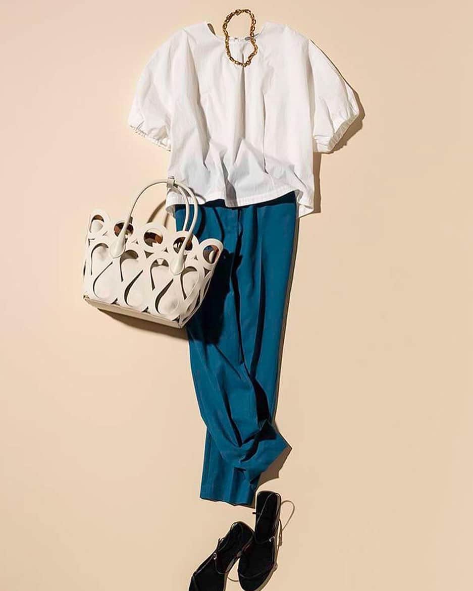 Theory luxe official account.のインスタグラム：「［BUY NOW, WEAR NOW］  旬ブラウス×カラーパンツで華やぎアップ  袖口にエラスティックを施し、ギャザーをたっぷり寄せたボリューミーなスリーブデザインが今年らしいブラウス。 クロップド丈なので軽やかな印象に仕上がり、美シルエットのテーパードパンツとも好バランス。  新色の深みのあるブルーが映え、清涼感の漂うスタイルが完成。  #theoryluxe #セオリーリュクス #ブラウス #カラーパンツ #テーパードパンツ #美脚パンツ #パンツスタイル #きれいめカジュアル」