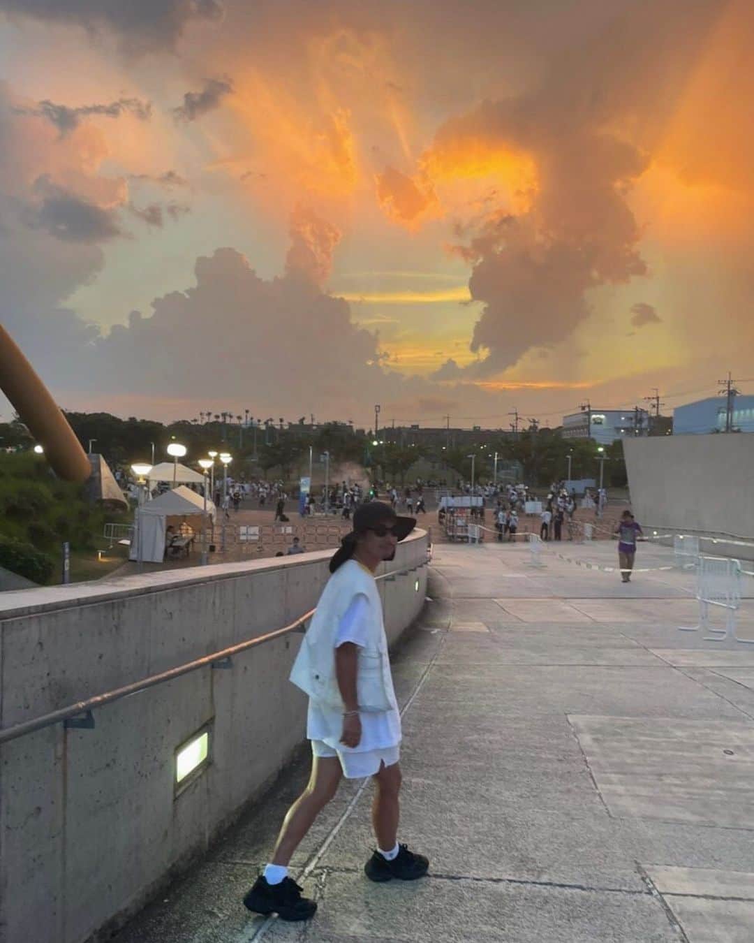 陣内勇人さんのインスタグラム写真 - (陣内勇人Instagram)「. サマソニの格好。 帽子とサングラスで何とかなるかと思い 日焼け止めを後半に塗るという失態。 (しっかりめに焼けた。 4年ぶりの油断。  白鳥とイルカみたいな雲の隙間からの夕陽は 神々しく のち 雷と何ともサマー。  hat #burlapoutfitter sunglass #oliverpeoples  best&socks #solov tshirts #todayedition  pants #vintage shose #oao bag #prada accessory #blanciris」8月23日 22時13分 - hayato.jinnouchi