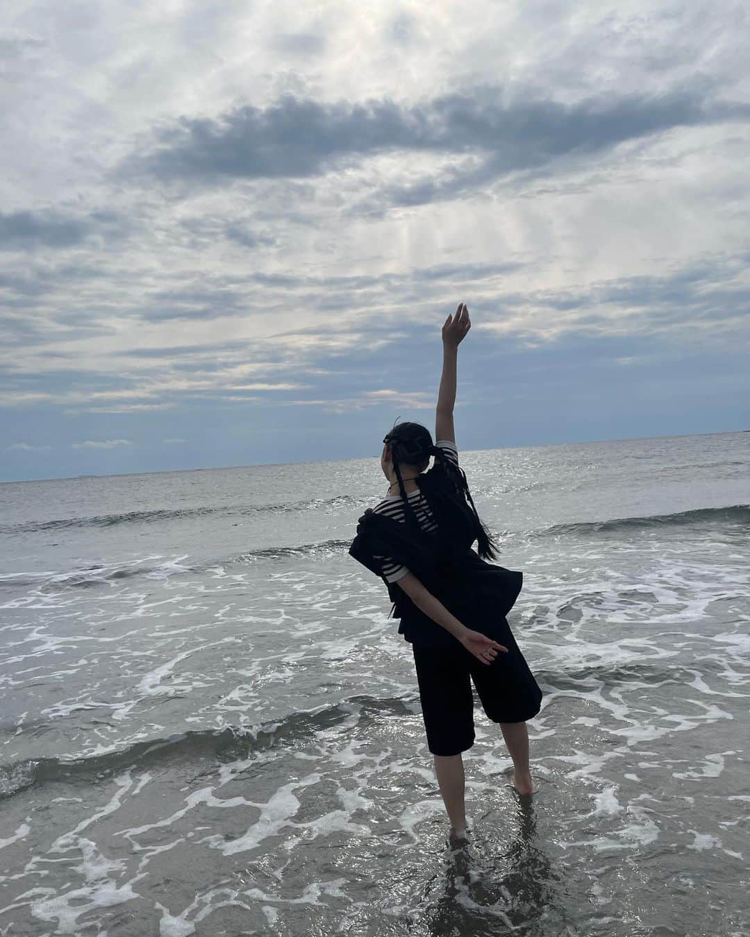 のインスタグラム：「． つばきみんなと行った海🦋 ⁡ #tsubaki_factory #秋山眞緒」