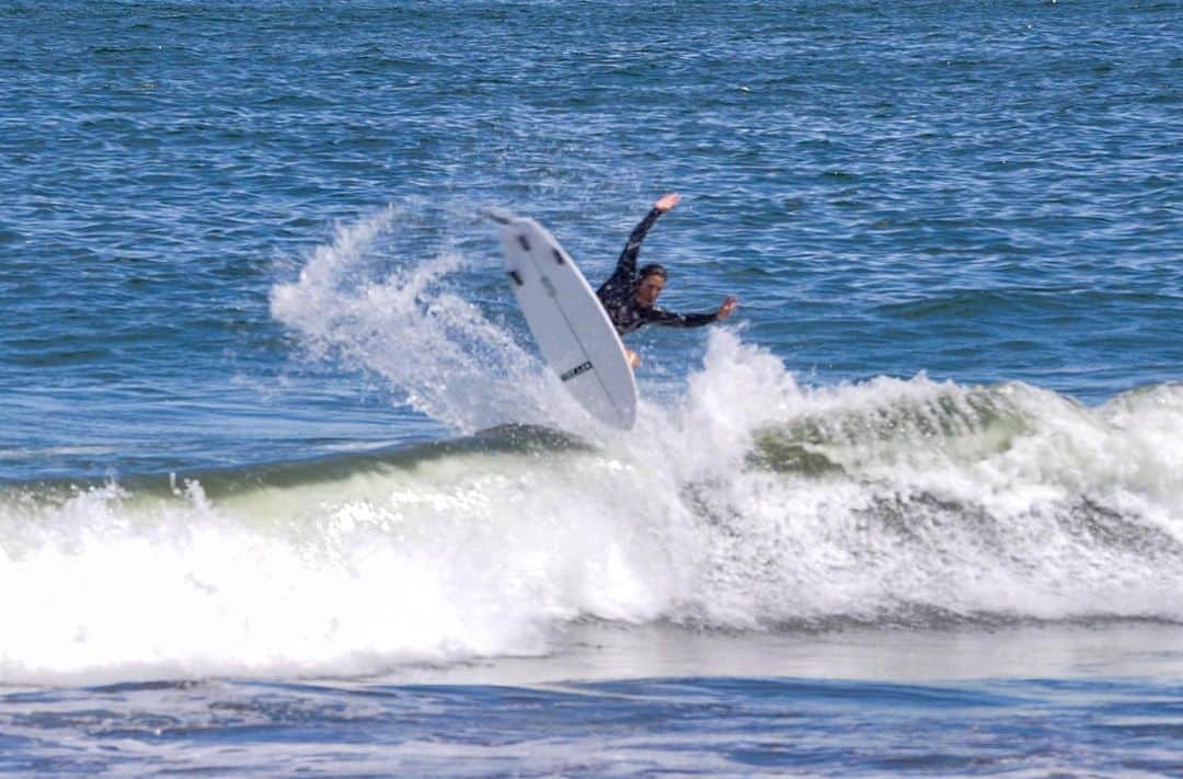 金尾玲生のインスタグラム：「.  @pyzelsurfboardsjapan  Model: white Tiger   これはまたとんでもないニューモデルでした。  近日中に詳細はReo’s lifeで公開予定！  お楽しみに🔥🫡  📸by @kai000.3」