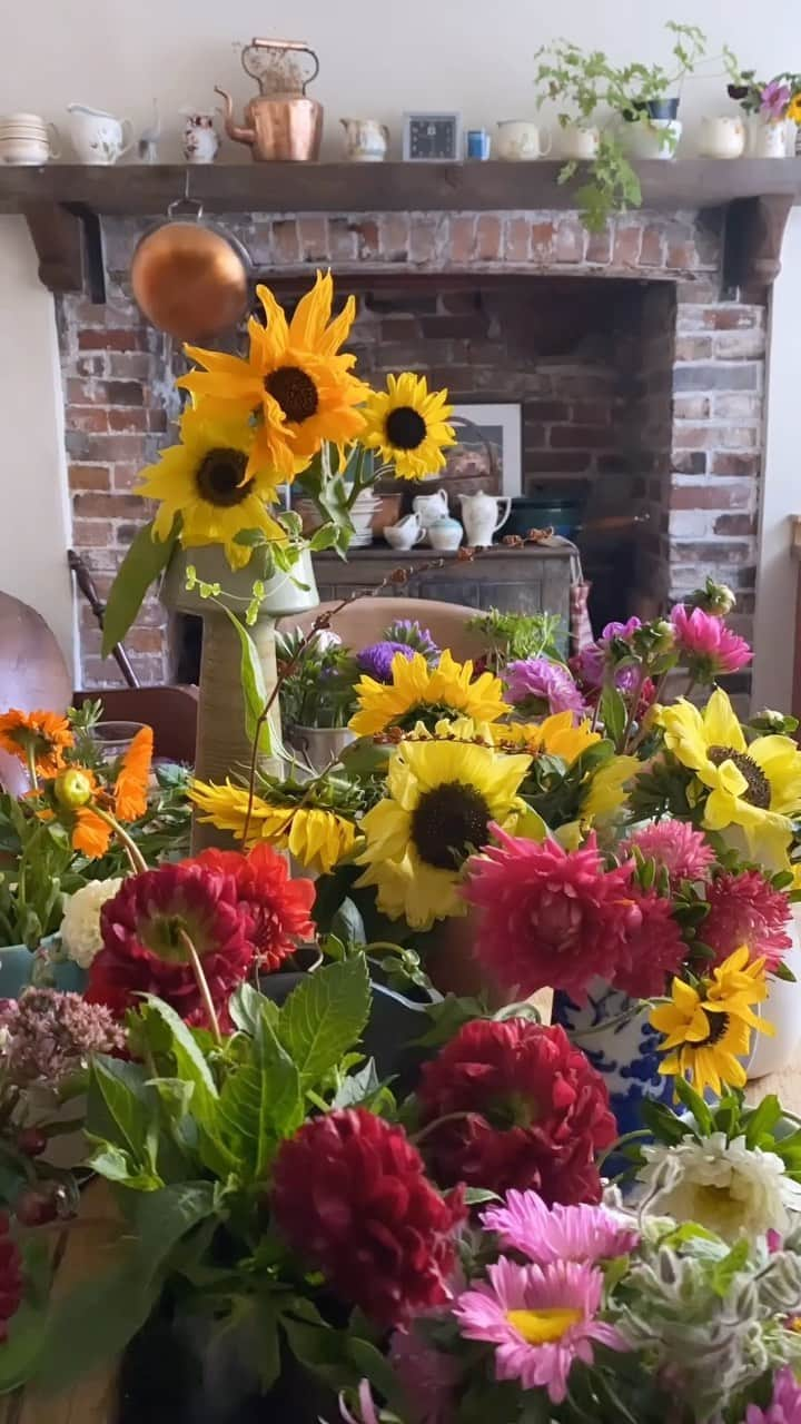 Tea and sittingのインスタグラム：「🌸🌿✂️Arranging heaps of home grown flowers bought at the car boot sale this morning 🌿🥀🌼🍁」