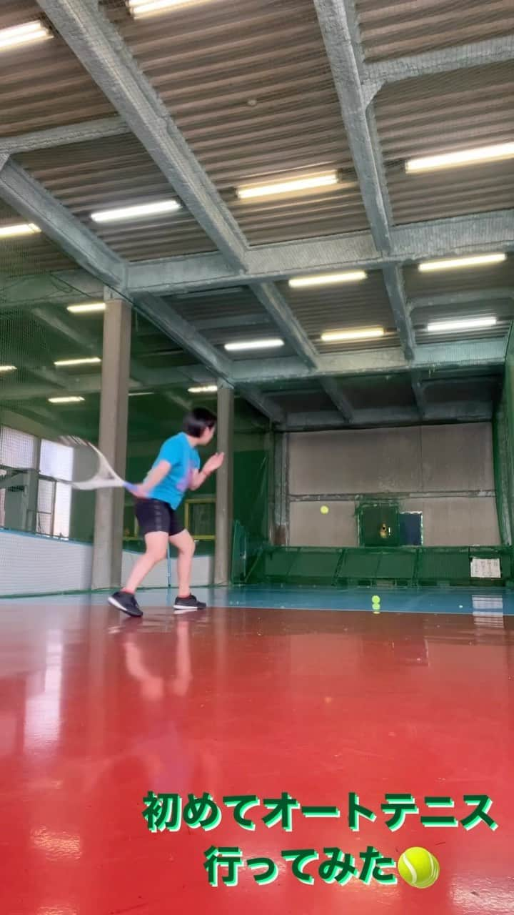 近藤祥子のインスタグラム：「🎾 オートテニス初体験！！  バッティングセンターみたいに 球が出てきてそれを打ち返す。 3分30秒で60球。  最後にちゃんとテニス習ったのは多分13歳 試合したのは体育の授業の高校生 エンジョイテニスは多分10年ぐらい前。 それぶりのテニス…… テニスってタフなスポーツね。  #テニス #オートテニス #ワセダオートテニスプラザ #早稲田オートテニス」