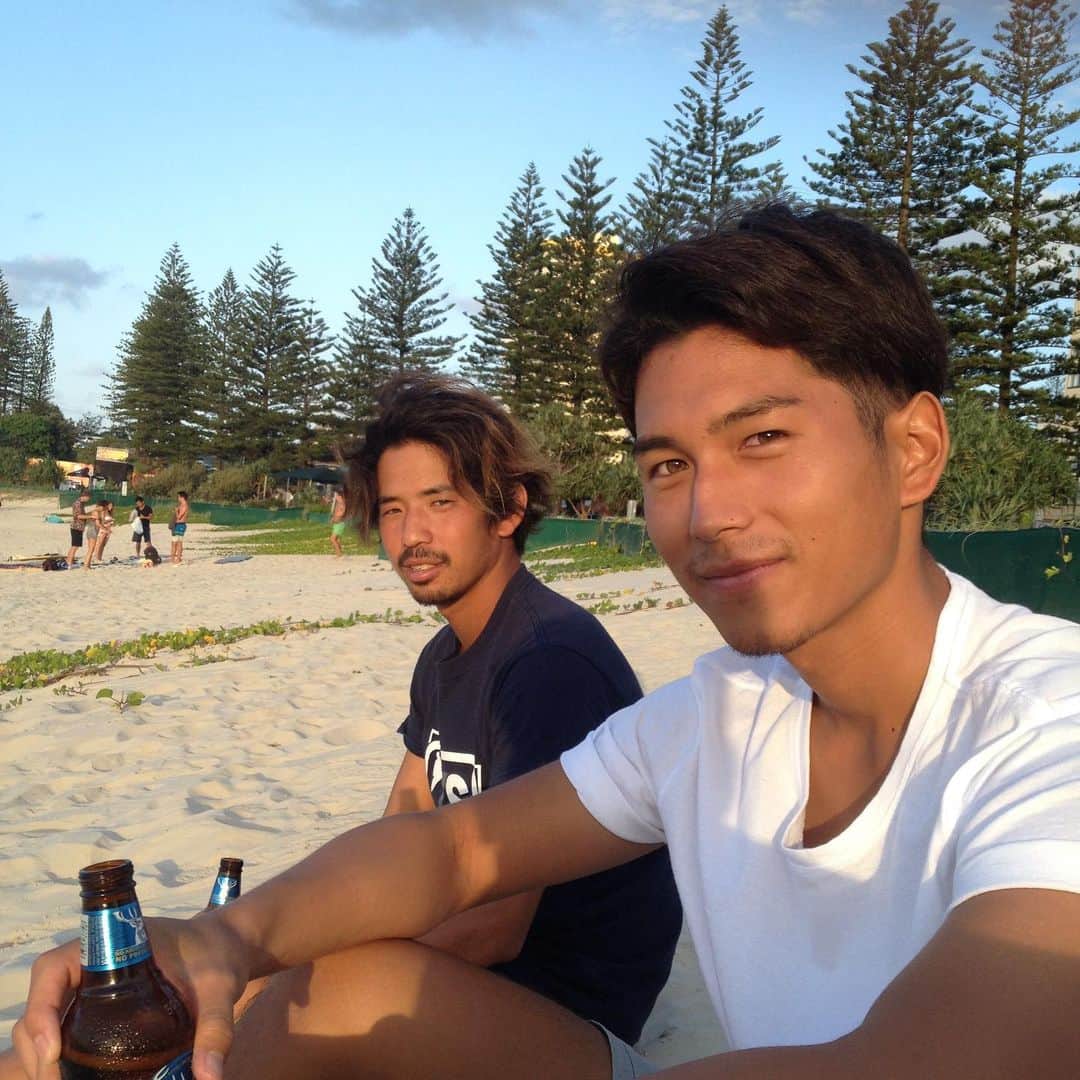 関川良さんのインスタグラム写真 - (関川良Instagram)「波がなきゃビール　オンザ　ビーチ  #あの頃のクーランガッタ #ビーチでビール飲んだらダメよ #ルール破ってモラル守って #10年前 #2人とも若い #髭が伸びない #よーへいくんによる家庭ハサミカット #そろそろ行きたい #そんな暇ない #行けるうちに行っとこ #やれるうちにやっとこ」8月23日 22時22分 - ryosekikawa