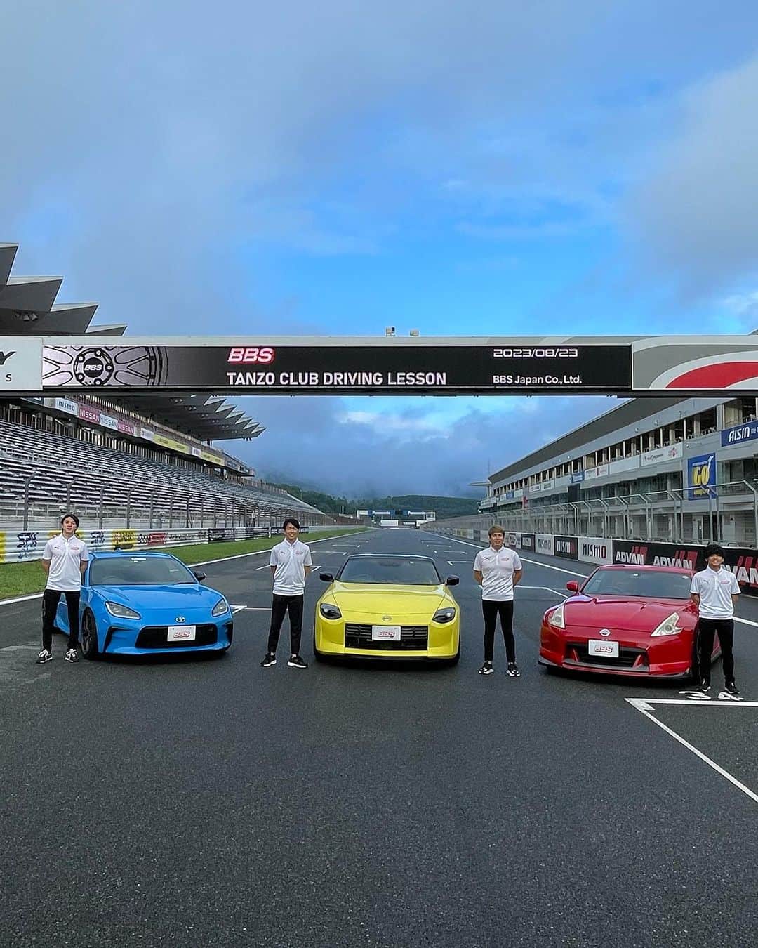 柳田真孝のインスタグラム：「. BBS TANZO CLUB DRIVING LESSON   BBSホイールユーザーさん向けのドライビングレッスン。 普段なかなか聞けないスペシャルな座学がBBSの技術の方からあったり、BBSはやっぱり凄いって思う内容でした！  参加者の皆さんが楽しんでくれていたので嬉しかったです！  BBSユーザーの方でまだTANZO CLUB に入会していない方は是非入会を検討してみて下さい！  #bbs  #bbswheels  #tanzoclub」