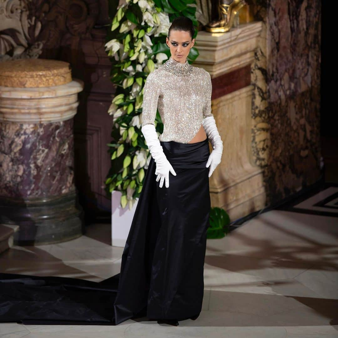 ステファンローランのインスタグラム：「Satin duchess and rhinestones on the marble of Opéra Garnier.  #StephaneRolland #HauteCouture #FW23」