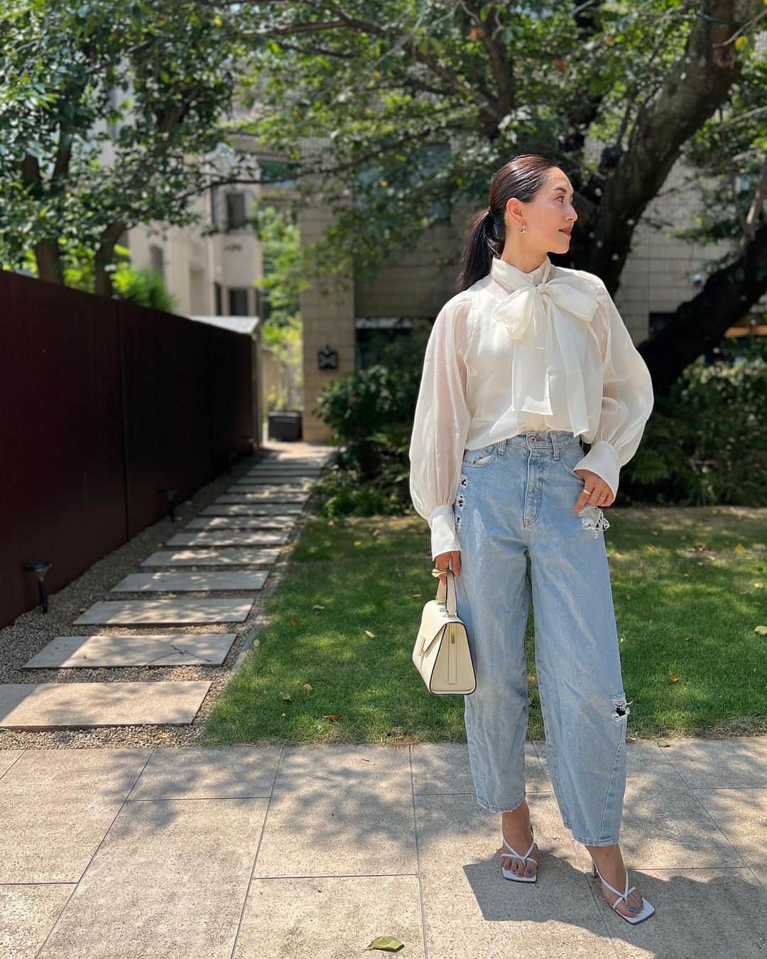 亀恭子のインスタグラム：「@shopch.jp にて、 8/25（金）23:00- 新番組【スタイルインデックス】OA！  自分らしいスタイルの指標をみつける ＝スタイルインデックス  現役ワーカーの女性の皆様へ。 アイテム提案・スタイリング提案をさせて頂く番組です。 コラボアイテムも作ってます。 ※着用しているリボンブラウス などなど  楽しくショッピングしましょう☺︎ 是非ご覧くださいませ。  （ネットでは8/25（金）0:00から購入できます。）  #shopchannel #styleindex #fashion #shopping #2024fw」