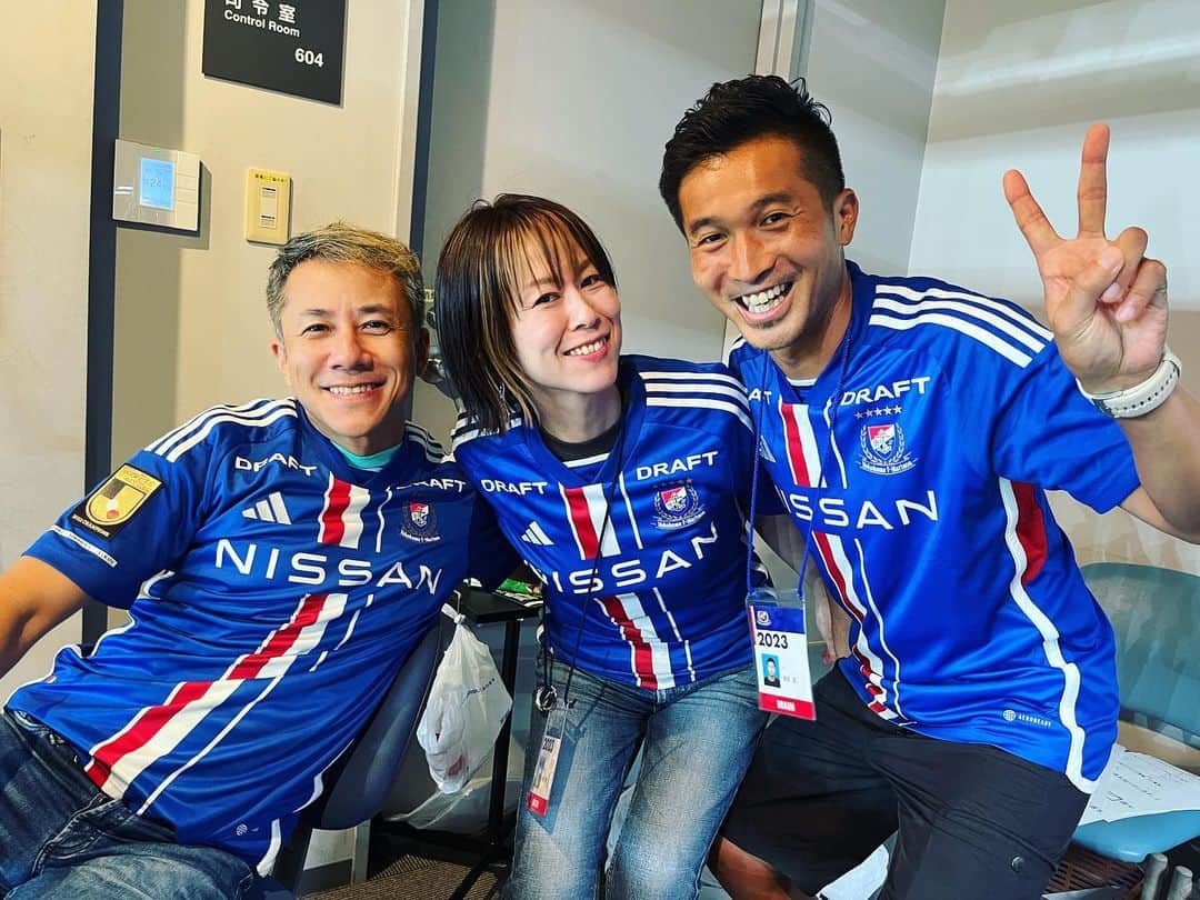 柴田聡のインスタグラム：「#route847 終わり 首位返り咲きを信じて 応援に向かった日産スタジアム！  見事単独首位に返り咲き、 テンション上がった土曜日☆  スタジアムで 久々？初めて？ スタジアムDJ &MCが揃い カシャ(⌒▽⌒)  #やったぜ #fmarinos  #単独首位」