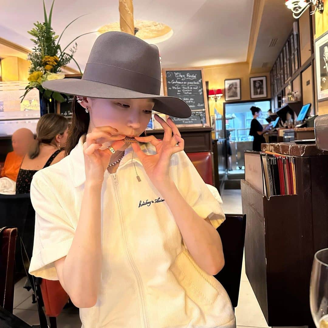 カン・ミンギョン のインスタグラム：「혹시 나 사진 너무 자주 올려? 혹시 나한테 술냄새 나? 혹시 내 하모니카 실력 궁금해? 혹시 나 모자 산 거 이상해?」