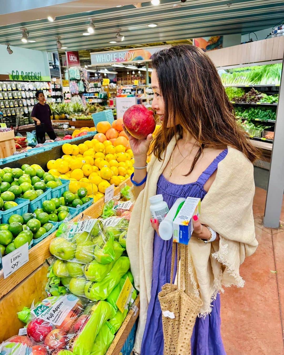 野沢和香のインスタグラム：「体は食べるものからできている🍋🍎🥦 つきなみですが、健康な体を作るためには良質な野菜やフルーツやタンパク質🍖🐟などの栄養とってジャンクなものを避ける。  体の栄養は誰もが気にかけようとするけれど、 心の栄養はどうでしょう？👀  体は食べ物から栄養を摂るけれど、 心の栄養は私達が日々目にしたり耳にする『情報』からとっています✨  そう思うと普段、私達が目や耳から入れる情報はとても大切！ 誰のSNSを見るかや、 どんなTVや雑誌を目にするか、 周りの人たちもどんな話をしている人達か、 どんな場所や環境に身を置くか。 その空気や言葉が、心の栄養になるのだから。  栄養になるものを取り入れて、 そうならないものは勇気を持って断捨離していく✨  今あなたが見ているものは心の栄養になっていますか？  自分の栄養になるものを選んでこっ✨🍍」