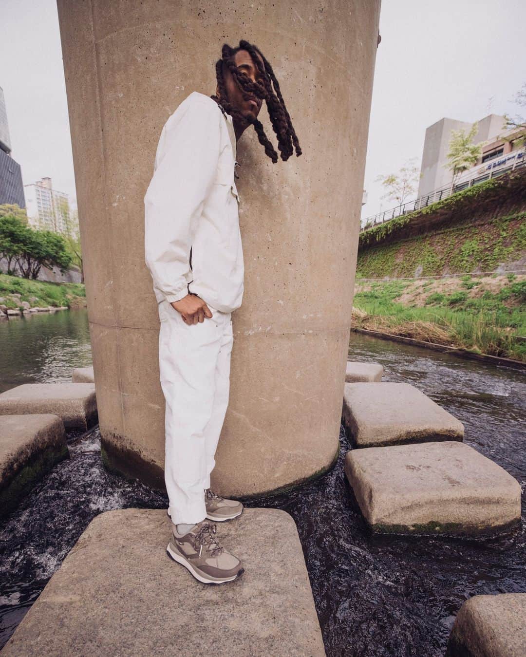 Tevaのインスタグラム：「A comfortable shoe that looks this good! 🥵 Have you met Terrawave? 👋  📷: @steveakation」