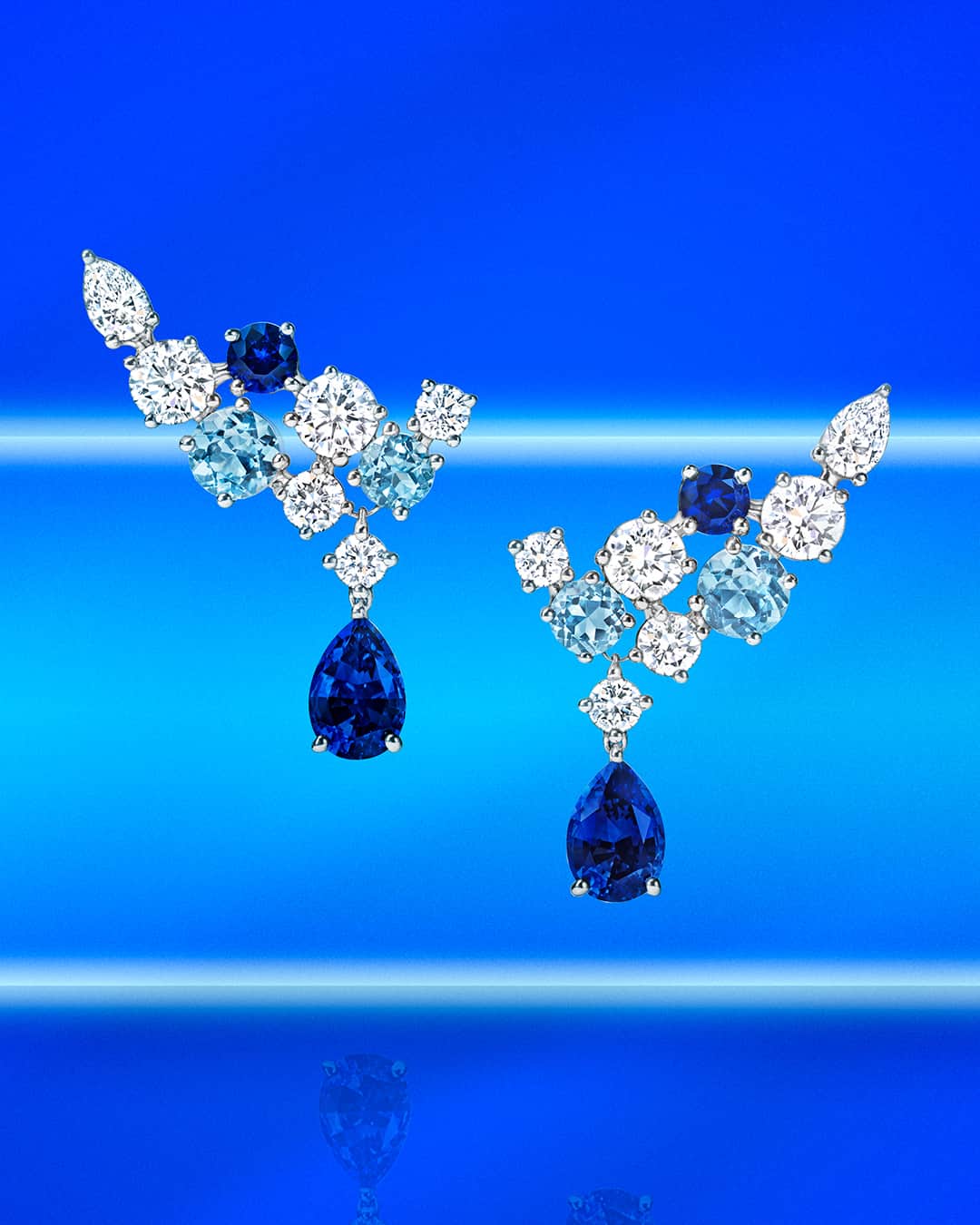 ハリー・ウィンストンのインスタグラム：「The House’s iconic Sparkling Cluster jewels spotlight radiant sapphires, glowing aquamarines, and glittering diamonds in lively arrangements that brilliantly capture the light. Tap the link in bio to sparkle in beautiful blue hues this summer. #HarryWinston」