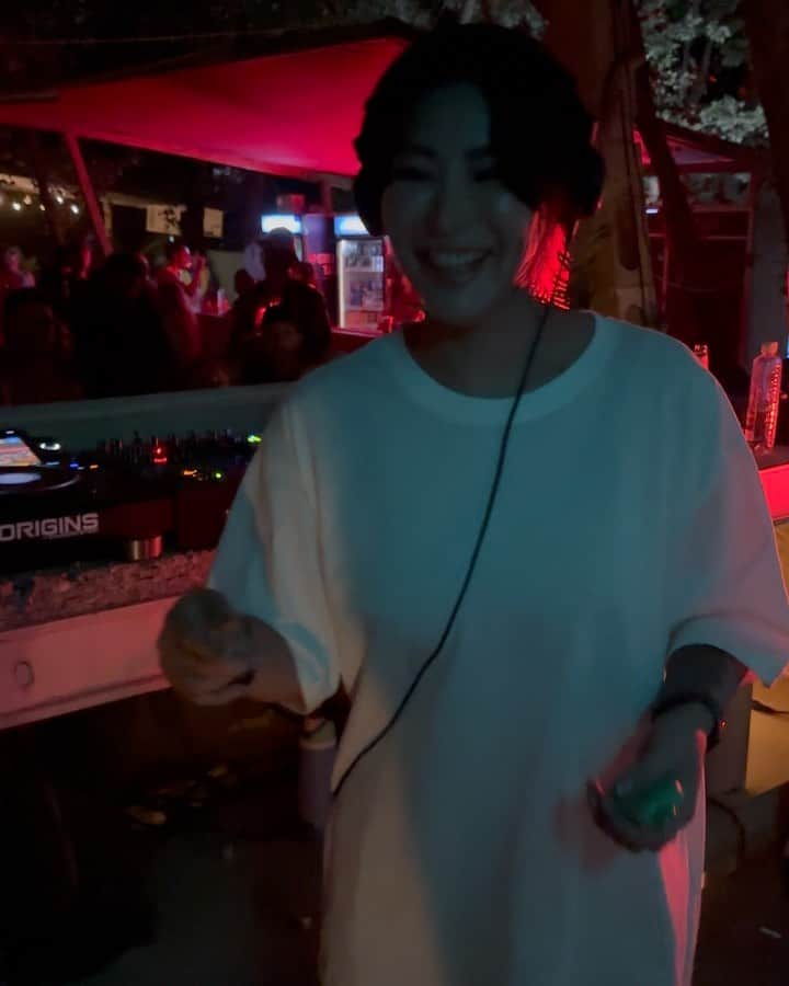 KanaKatanaのインスタグラム：「@kanahishiya born in Japan and now residing in Los Angeles played for four hours mixing between diff styles and selections that kept us dancing from start to finish, we didn’t want it to ever stop, 🔥🫶  Thank you to @3so.island.festival for the whole experience you provided on that special Island allowing us to meet new people from all over the world whilst forming a strong bond with nature and listening to non stop top class music the whole time, thank you for introducing us to this incredible artist🌀💣」
