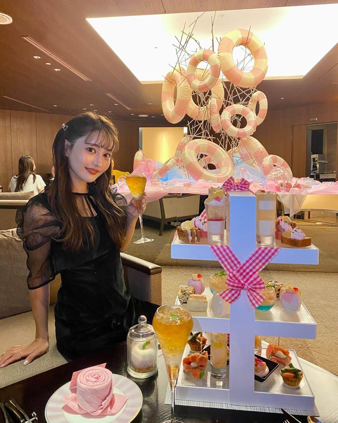 yurinaのインスタグラム：「. ANAクラウンプラザホテル大阪  @anacrowneplaza_osaka  で大人気開催中の  PINK AFTERNOON TEA 🍑peach🍑 に招待していただき レフア(@lefua.closet )の皆さんと行ってきたよ🫶💓  お上品な空間にピンクの可愛い世界🥹💓 可愛くって美味しい桃づくしスイーツは 桃好きの私にはたまりませんでした😋🍑✨ 見た目も味も最高で 五感で楽しめました🥹💓💓 なんとも贅沢なアフタヌーンを 過ごさせていただきました😭🫶💓  peach🍑の#アフターヌーンティー は 9/10までなので 気になる方は急いで予約してね♡  そして！私が着用してるドレスは #レフア の新作ドレス💓 ワンピースがベロア生地で スリットが入ってて超かわいいの🥹 そしてベロア×チュールってかわいすぎる🥹🥹 近々発売予定です！！ こちらもチェックしてみてね✨  𓍯𓂃𓈒𓏸𓍯𓂃𓈒𓏸𓍯𓂃𓈒𓏸𓍯𓂃𓈒𓏸𓍯𓂃𓈒𓏸𓍯𓂃𓈒𓏸  🏨ANAクラウンプラザホテル大阪1階ロビーラウンジ 📍〒530-0004 大阪市北区堂島浜 1-3-1 ☎️06-6347-1112 🚃「淀屋橋駅」で降車　徒歩約7分 💰お一人様　¥6,200 🕰️月～土　1:00 p.m.～ 6:30 p.m.（2時間制） 　日・祝　1:00 p.m.～ 5:30 p.m.（2時間制) ⚠️前日3:00 p.m.までにご予約  〜〜〜〜〜  🫶なんと！次回9/11〜10/31からは！🫶  PINK AFTERNOON TEA 🎃Halloween🎃 が開催されます🥰 . 💰お一人様　¥6,400 🕰️月～土　1:00p.m.～ 6:30p.m. (2時間制) 　日・祝 1:00p.m.～ 5:30p.m. (2時間制)  ハロウィンも行きたいなぁ〜🥹💓💓💓💓  #anaクラウンプラザホテル大阪  #anacrowneplaza  #peach  #ピーチ  #pink #PinkAfternoonTea #lefuacloset  #LEFUA  #レフアクローゼット  #レフジョ #レフジョ会 #pr」