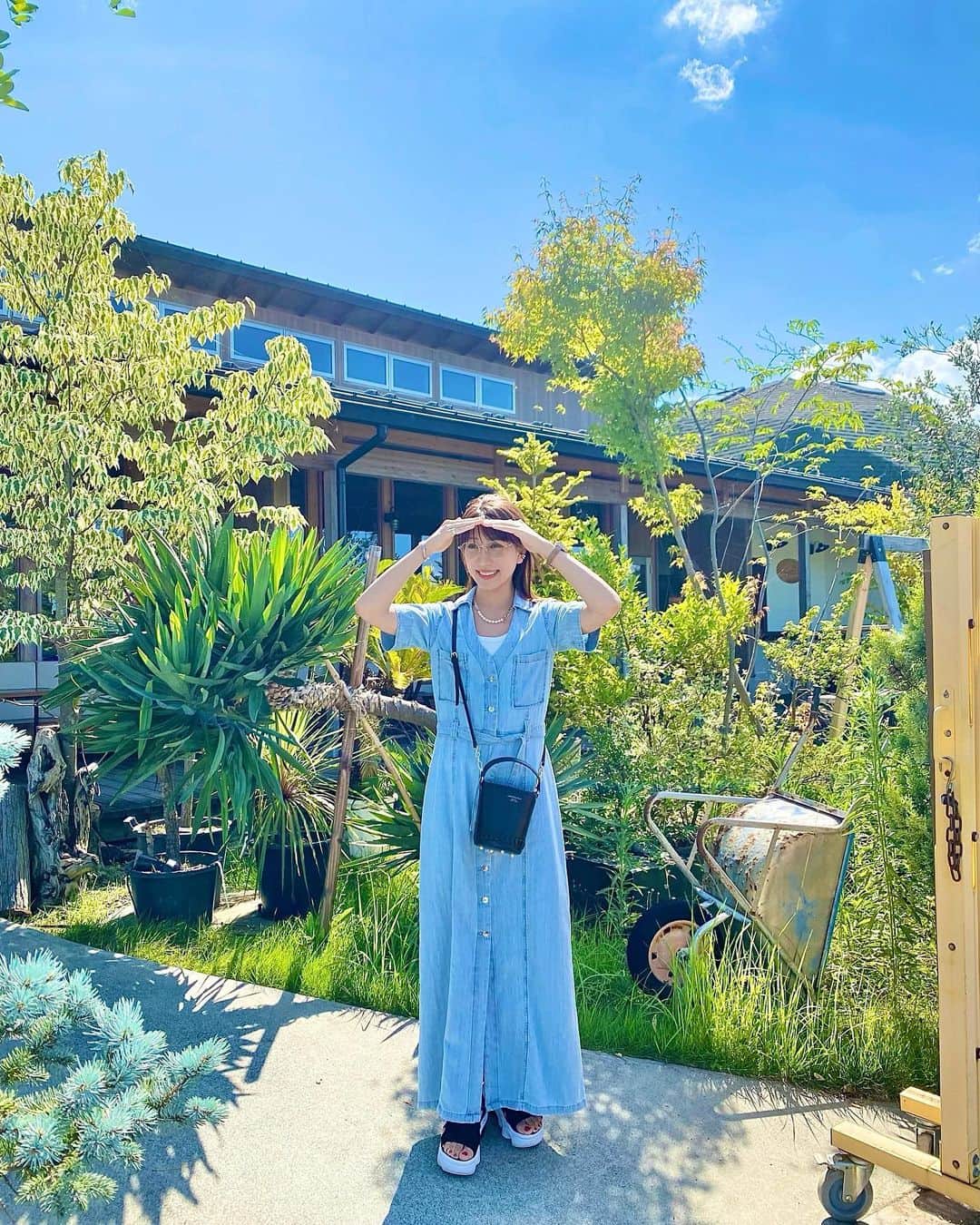 松崎莉沙のインスタグラム：「・  この夏、 このワンピース率高し👗  お気に入り👗  #zara #fashion #onepiece #summer #denim #ワンピース #デニム #デニムワンピース #夏コーデ」