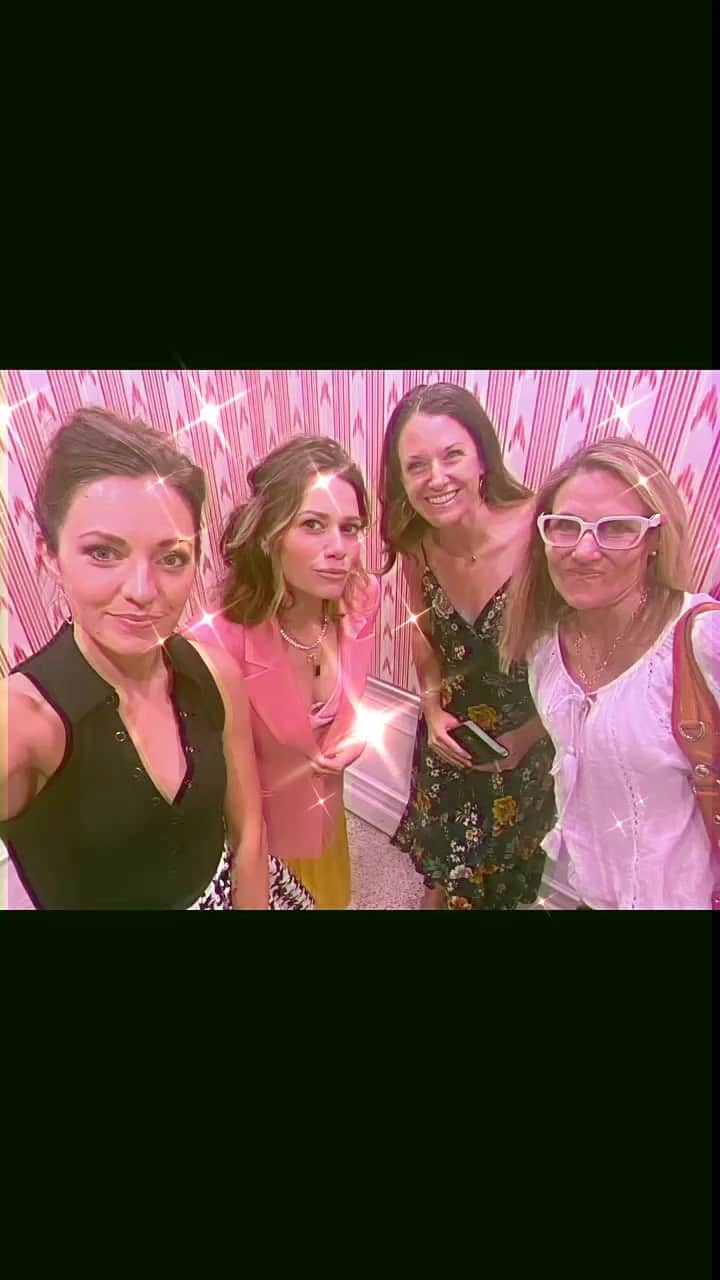 ローラ・オスのインスタグラム：「#Table33 at @whitelimozeennash. 🌸🎀💄👛🍷  #girlsnight #girltalk #nashville #pink #dollyparton #girlfriends #tennessee #cocktails #friendship #sisterhood #Mondays」