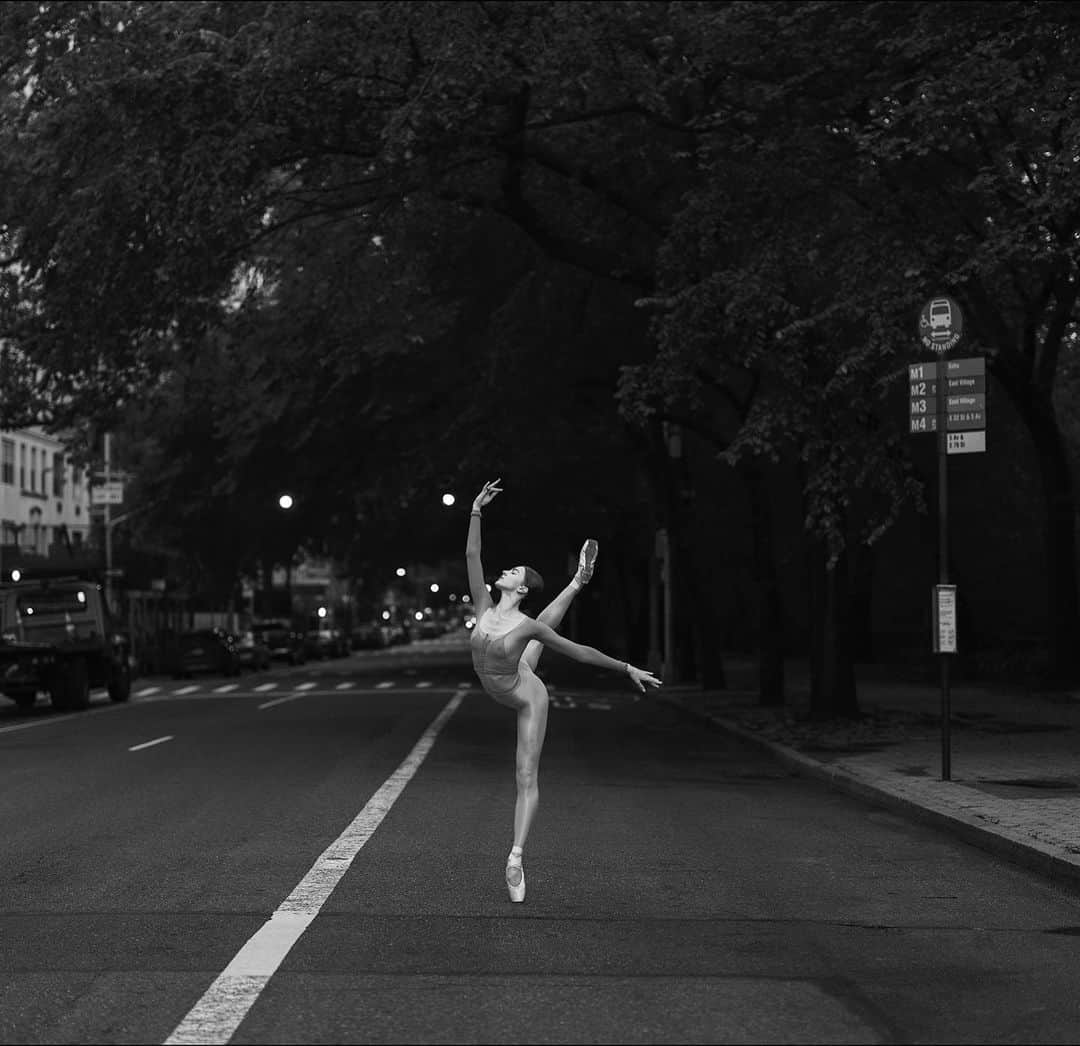 ballerina projectのインスタグラム：「𝐒𝐲𝐝𝐧𝐞𝐲 𝐃𝐨𝐥𝐚𝐧 on 5th Avenue in New York City.   @sydney_dolan_ballet #sydneydolan #ballerinaproject #5thavenue #newyorkcity #uppereastside #ballet #ballerina #dance #wolford #hosiery   Ballerina Project 𝗹𝗮𝗿𝗴𝗲 𝗳𝗼𝗿𝗺𝗮𝘁 𝗹𝗶𝗺𝗶𝘁𝗲𝗱 𝗲𝗱𝘁𝗶𝗼𝗻 𝗽𝗿𝗶𝗻𝘁𝘀 and 𝗜𝗻𝘀𝘁𝗮𝘅 𝗰𝗼𝗹𝗹𝗲𝗰𝘁𝗶𝗼𝗻𝘀 on sale in our Etsy store. Link is located in our bio.  𝙎𝙪𝙗𝙨𝙘𝙧𝙞𝙗𝙚 to the 𝐁𝐚𝐥𝐥𝐞𝐫𝐢𝐧𝐚 𝐏𝐫𝐨𝐣𝐞𝐜𝐭 on Instagram to have access to exclusive and never seen before content. 🩰」