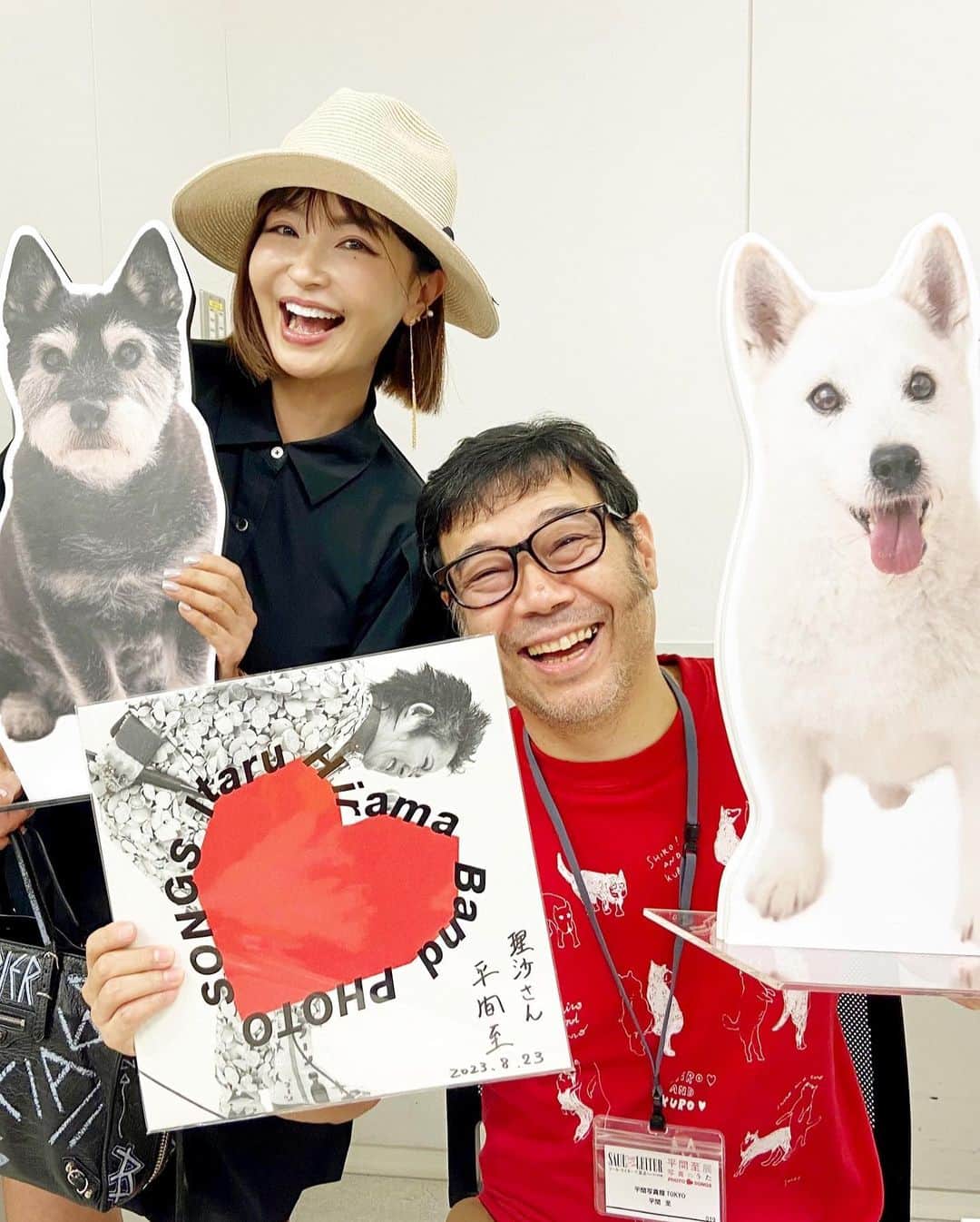 平子理沙のインスタグラム：「今日は平間至展（PHOTO SONGS 写真のうた）に行って来ました！本当に久しぶりで平間さんにお会いできて楽しい一日でした。写真展は、タワレコのNO MUSIC NO LIFEから、沢山のミュージシャンやアーティストの写真が展示されていました。 平間さんの写真は、ライブ感があって、アートな作品も、ロックな作品もモードな作品もどれもカッコよく、人間味のある写真ばかり。平間至さんという写真家がどれだけ偉大かを思い知らされる展示でした！ わたしも、平間至さんにCDのアルバムジャケットや「月刊平子理沙」で撮影して頂きました。それらの作品も展示されてました！とっても嬉しかったです。 「月刊平子理沙」では、露出が多い撮影だったから、わたしが恥ずかしがっていると、平間さんは全身黒タイツの「モジモジくん」スタイルで登場。わたしを笑わせてリラックスさせてくれて、その姿でずっと撮影してくれました。あの優しさは一生忘れません❤️ @itaru_hirama  #平間至展 #lifestyle#fashion#beauty#risahirako#平子理沙」