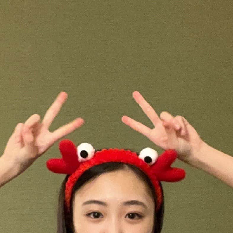 のインスタグラム：「舞台「千と千尋の神隠し」 後半戦になり、明日で残り4公演となりました。 稽古が始まってから、一ヶ月半以上も経つのかと驚いています。  初めての舞台では、感じることが本当に沢山あって、舞台に立っていることすごく楽しくて幸せです。  最初は上手も下手もあやふやな私でしたが、キャストの皆さんに沢山助けていただきました。 大好きなカンパニーです！！  この舞台に参加できて幸せです✨ 千秋楽まで走り切ります💨  ホテルではこの子を頭につけてます🦀  #千と千尋の神隠し #新井美羽 #topcoat」