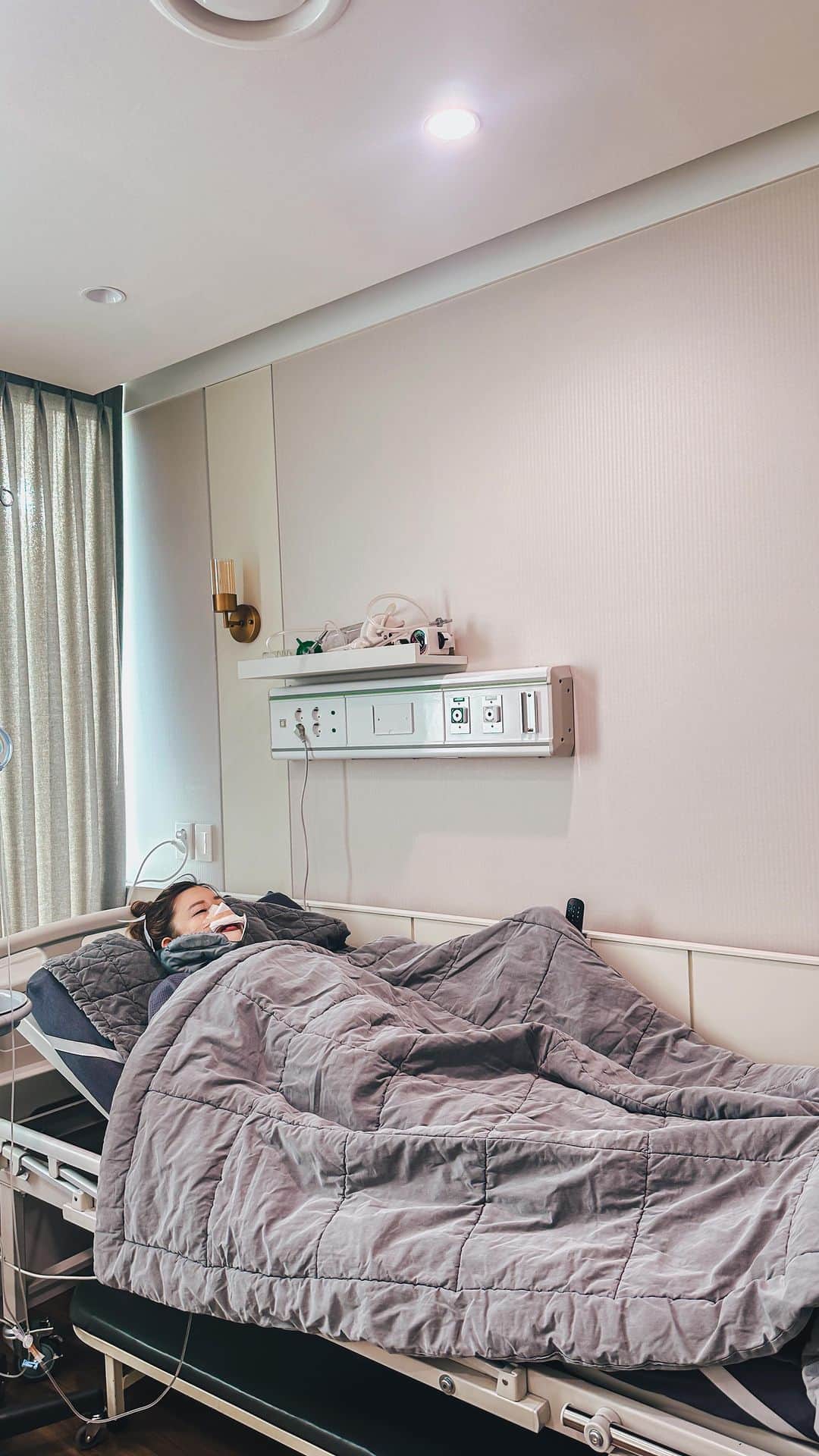 のインスタグラム：「My Plastic Surgery in Korea Part 2  Finally hari operasi yang dinantikan tiba! Sebelum operasi, ada final consultation dengan kedua dokterku, dan wajahku digambar juga. I am so excited!  Operasinya berjalan lancar, it was not painful but uncomfortable. 2-3 hari pertama merupakan yang paling sulit tetapi things get better! Di hari ke tiga wajahku sudah membengkak sebagai bagian dalam penyembuhan. Pelan pelan akan menurun seiring dengan berjalannya waktu. Katanya 60% bengkak akan menurun setelah 1 bulan, dan 85% di bulan ke tiga. I can expect the final result in 6-12 months so it’s about being patient and trusting the process  Selama sebulan pertama aku dianjurkan liquid diet karena memang masih belum bisa mengunyah. Jadi konsumsiku rata rata bubur, telur tim, dan juga tahu 🥲 Buat yang mengira begitu operasi langsung cantik, SALAH BESAR, karena ada proses penyembuhannya yang butuh waktu, mental, dan juga fisik yang diuji 🫡  I love the regular check up at @indonesia_banobagi , selain itu aku juga melakukan beberapa treatment untuk membantu mempercepat deswelling seperti Ozone Therapy dan Infus Vitamin C. Selama proses ini juga dipantau oleh agen ku @myvenus.io yang siap di whatsapp  I honestly cant wait to see the final result 💖 Doain aku ya teman teman 🥰」