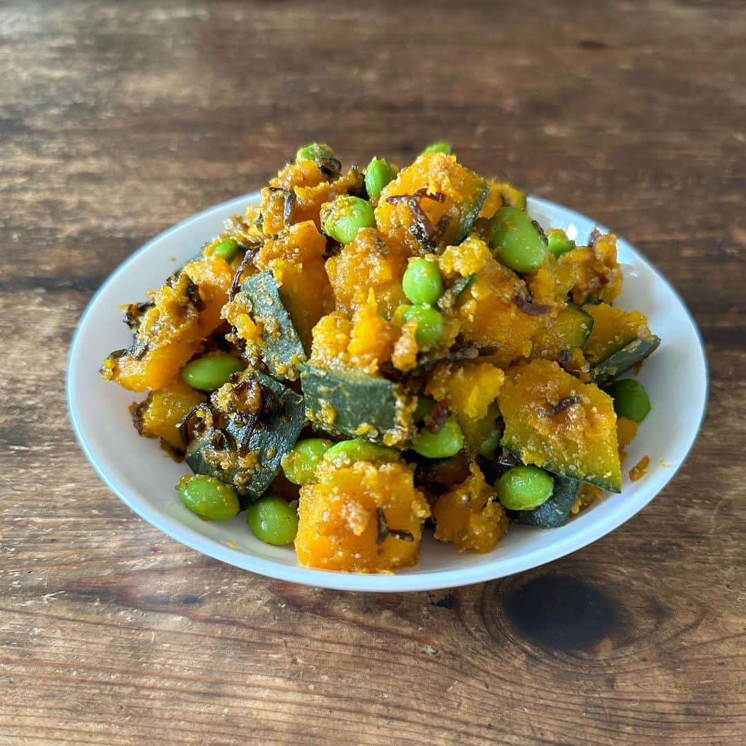 Tesshiのインスタグラム：「簡単 かぼちゃの和えもの Microwave Kabocha squash salad #yummy #homemade #healthy #salad #kabocha #squash #kombu #edamame #おいしい #和え物 #サラダ #かぼちゃ #枝豆 #塩昆布 #マカロニメイト #フーディーテーブル #手作り  かぼちゃ1/4個400g(電子レンジ600w4分〜)、枝豆さやごとひとつかみ、塩昆布ふたつまみ、ごま大2、しょうゆ大1、砂糖小1〜、塩で調整など 400g Kabocha squash(microwave at 600w for 4~ minutes), a bunch of boiled Edamame, 2 pinches of salted Kombu, 2 tbsp ground sesame, 1 tbsp soy sauce, 1~ tsp sugar and salt to taste…」