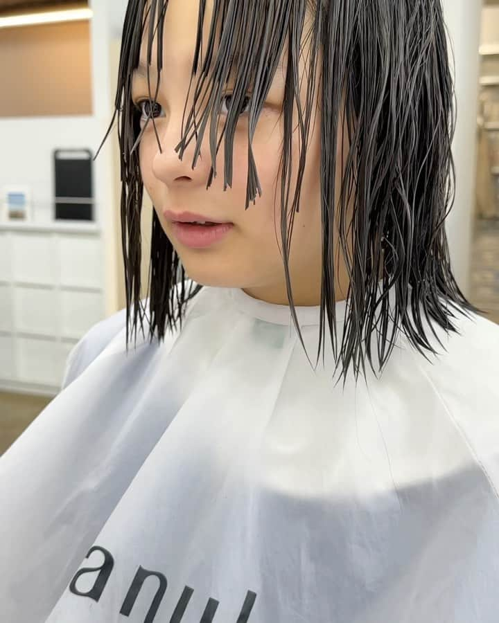 高橋忍のインスタグラム：「2nd bangは鼻の頭かな。  細い髪の毛にするcut   functional hair」