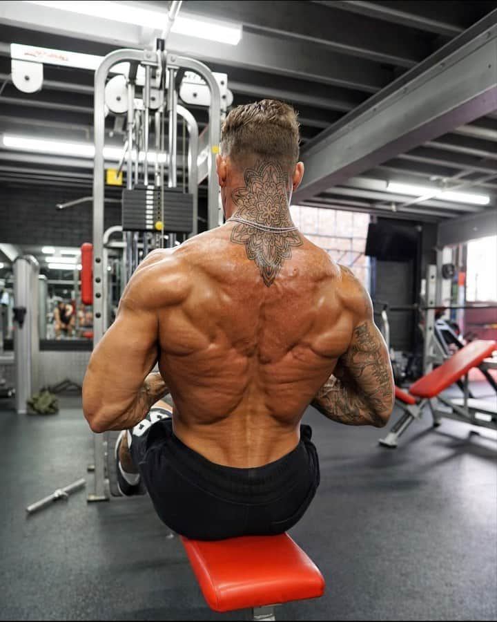 ロス・ディッカーソンのインスタグラム：「Superset Back Attack💪Save & smash this all round back building workout | Tag@ a friend who needs this! #gym  - 1A) Seated Close Grip Row - 4 x 8-10 1B) Straight Arm Pull Down - 4 x 10-12 2A) Lat Pull Down - 4 x 8-10 2B) Machine Upper Back Row - 4 x 10-12 3) Incline Bench DB Row - 3 x 10-12 4) Single Arm Pull Down - 3 x 10-12 (90sec Rest Between Sets & 2min Between Exercises, DON’T BE A B*TCH) - Want Me As Your Coach? Get your custom plan designed by me today & 1’000’s of others gaining incredible results. Find out more by clicking the link in my bio, let’s do this! - #backworkout」