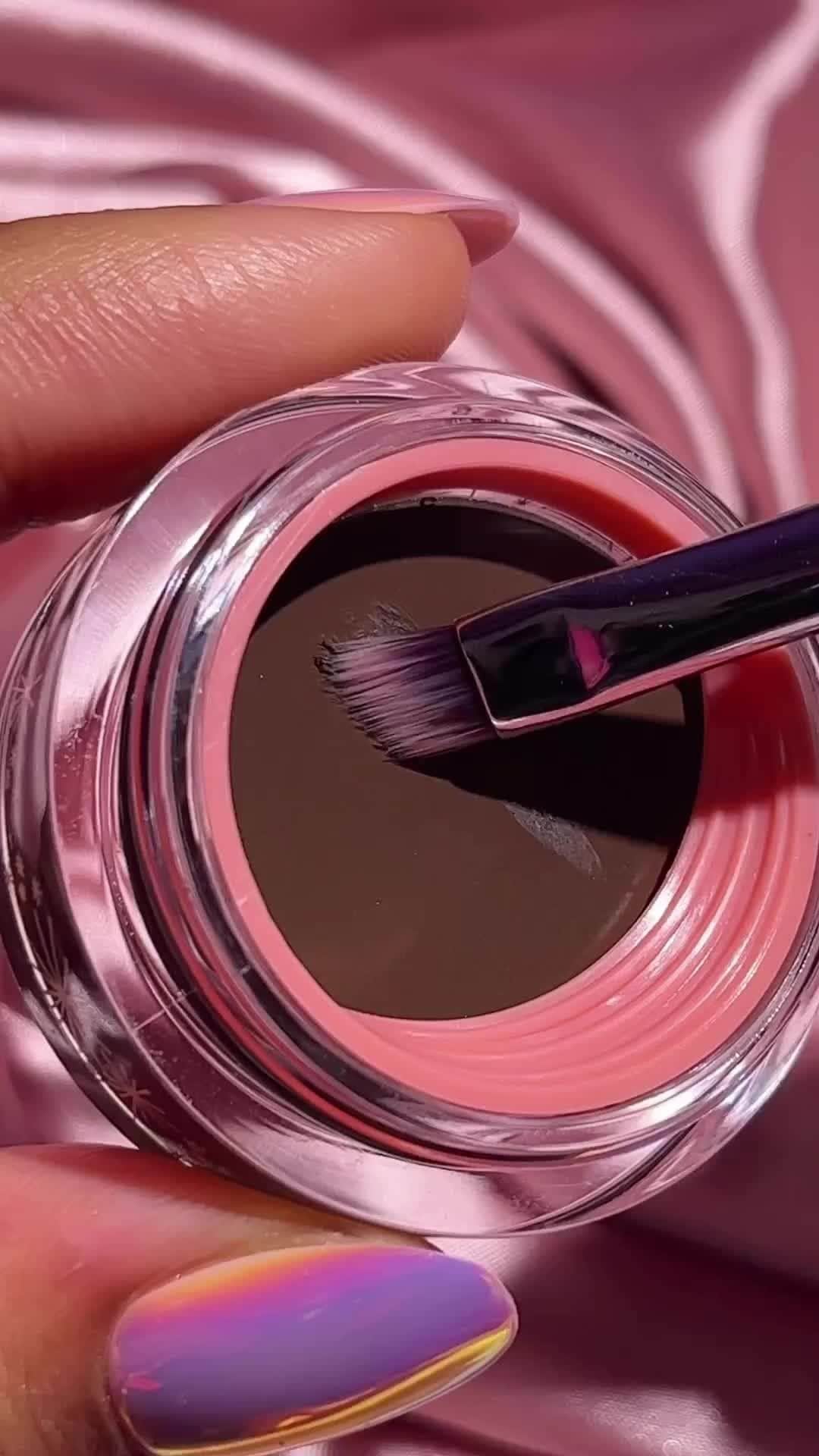 Benefit Cosmeticsのインスタグラム：「Dip into full-pigment #POWmade for filled, sculpted & defined brows that wear for up to 36 hours 🤎⁠ ⁠ Plus, the built-in brush wiper is a 10/10 help for no-mess application — best used with our Dual-Ended Angled Eyebrow Brush ✨ ⁠ ⁠ 📹: @makeupnco⁠ ⁠ #benefitcosmetics #browpomade #browmakeup」