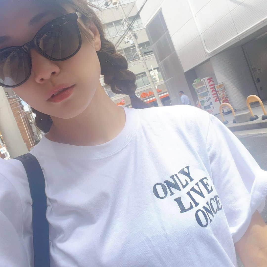 彼方茜香のインスタグラム：「new♥ @onlyliveonce_official  新しいデザインもgood♪ ↑こちらは9月受注だよー✅ サングラスはsaryn♪ 日常使いオススメアイテム☝🏻 ͗ ͗ サングラスは9月17(日) Tetrapots大阪店で販売！ saryn新作もあるかもです·͜·  大阪心斎橋アメ村！ お待ちしてますっ𖠋𖠋𖠋  #onlyliveonce  #Tetrapots  #saryn  #sarynolo  #sarynpots」