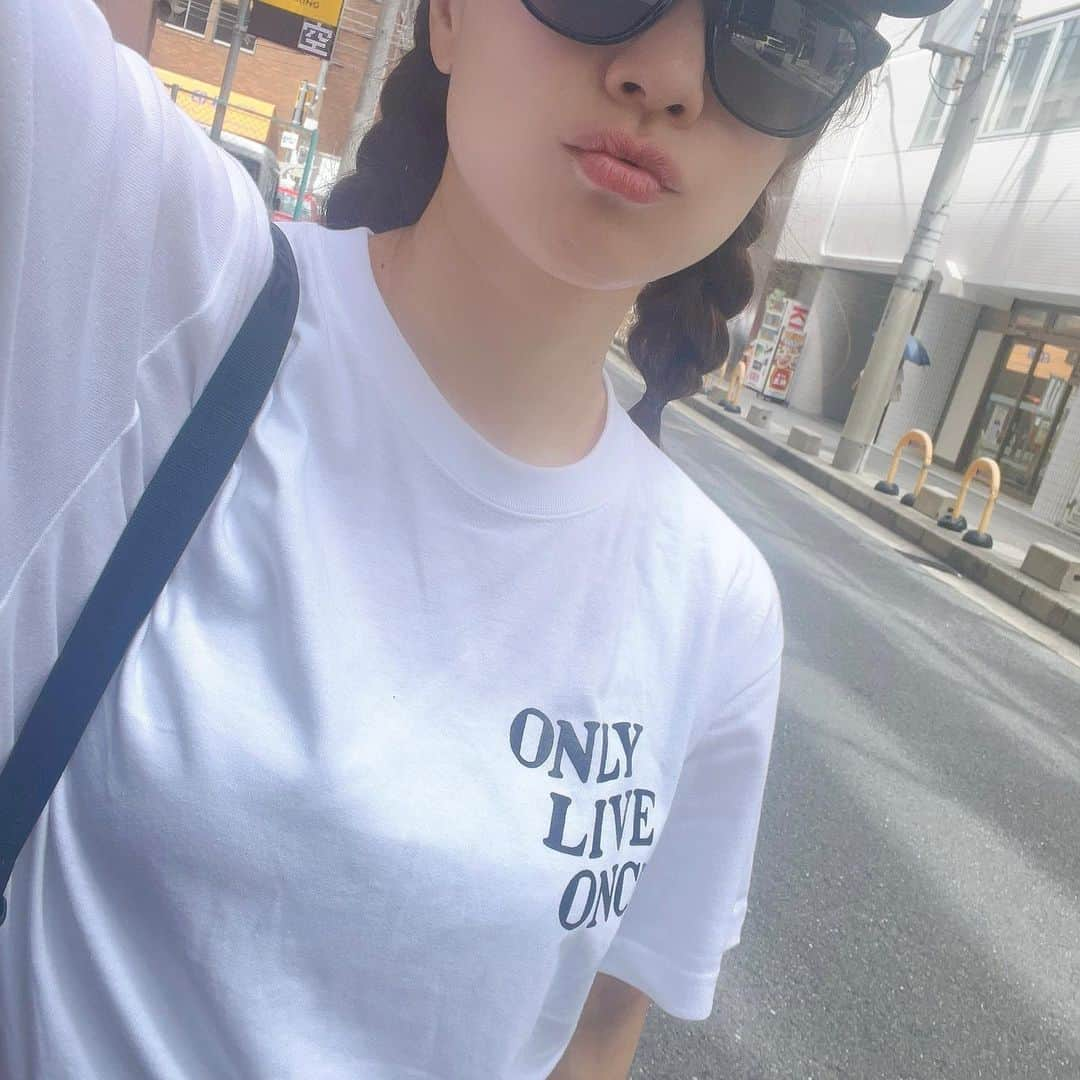 彼方茜香さんのインスタグラム写真 - (彼方茜香Instagram)「new♥ @onlyliveonce_official  新しいデザインもgood♪ ↑こちらは9月受注だよー✅ サングラスはsaryn♪ 日常使いオススメアイテム☝🏻 ͗ ͗ サングラスは9月17(日) Tetrapots大阪店で販売！ saryn新作もあるかもです·͜·  大阪心斎橋アメ村！ お待ちしてますっ𖠋𖠋𖠋  #onlyliveonce  #Tetrapots  #saryn  #sarynolo  #sarynpots」8月23日 22時55分 - serikaochikata