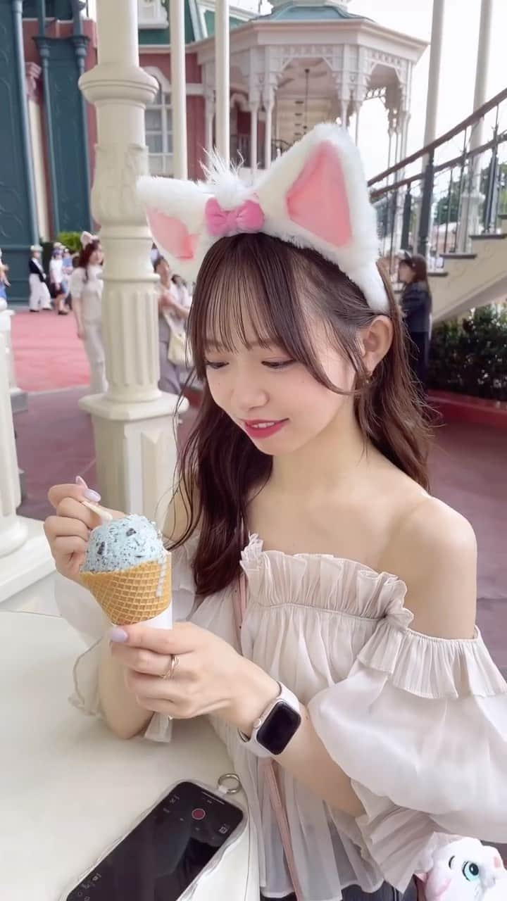 畑美紗起のインスタグラム：「チョコミントのアイスって好き嫌い別れるよね？🍨🍫🌱 わたしはだいすきだよ∩^ω^∩💕💕  アイス欲しすぎて夢中😂  #畑美紗起 #コーデ #夏コーデ #コーディネート #夏 #ファッション #ファッションコーデ #デニムコーデ #スナイデル #夏服 #ブラウス #私服 #マリーちゃん #今日のコーデ #ディズニー #ディズニーコーデ #今日の服 #マリーちゃんコーデ #マリーちゃんバウンド #fashion #snidel #blouse #me #shooting #fashionblogger #fashionista #ootd #japanesegirl #coordinate #fashionista」