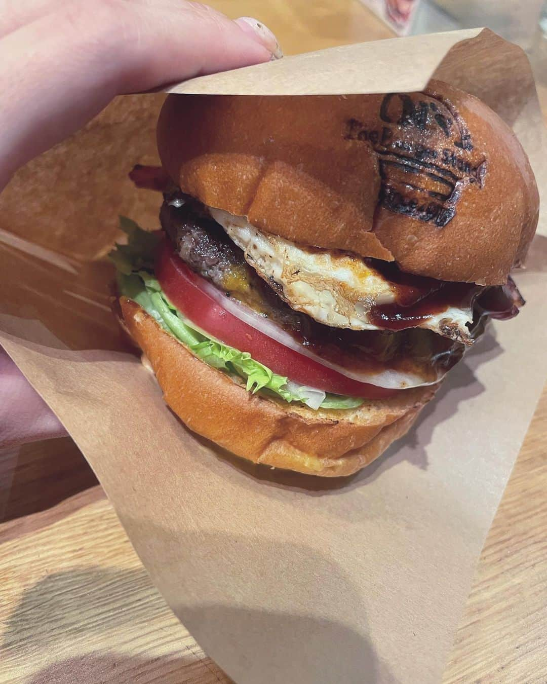 いーちゃんさんのインスタグラム写真 - (いーちゃんInstagram)「. 名古屋千種のハンバーガー屋さん🍔 The Burger Stand -N's- . つなぎを一切使用しない牛肉100%のパティ🤍 バンズも表面をサクッと焼いてあって美味しすぎる🥺 ポテトもオニオンリングも新鮮な野菜も 全部最高に美味しい❣️ . 前も行ったことがあって今回は違うバーガーを注文☝️ ︎︎︎︎︎︎☑︎︎︎︎︎︎︎エヌズバーガー･オニオンリング ︎︎︎︎︎︎☑︎︎︎︎︎︎︎ベーコンエッグチーズバーガー･フライドポテト . エヌズバーガーは味の決め手に甘酸っぱさの パイナップルも入ってるのが珍しい🍍 サイドメニューもめっちゃ美味しくて ボリューミーだけど完食できる😋 他にも色んな種類のバーガーがあるから また食べに行きたい☺️🤍 . 店内もおしゃれで女子会にも貸切にも🫶🏻 3階まであって広々🥺 パーキングも周りにたくさんあります🚗 . 📍名古屋市千種区池下1-4-20 🏃‍♀️東山線池下駅 徒歩5分 🕐11:00~21:00(不定休) 🐶テラス席OK . . PR @the_burger_stand_ns_ #theburgerstandns #名古屋ハンバーガー #池下ランチ #池下ディナー #池下グルメ #栄グルメ #名古屋ランチ #千種ランチ #千種ディナー #覚王山カフェ #覚王山グルメ #名古屋ディナー  #飯テロ #グルメ好きな人と繋がりたい #グルメ女子 #グルメスタグラム #nagoya #名古屋 #ハンバーガー #ハンバーガー部」8月23日 22時49分 - echan_10