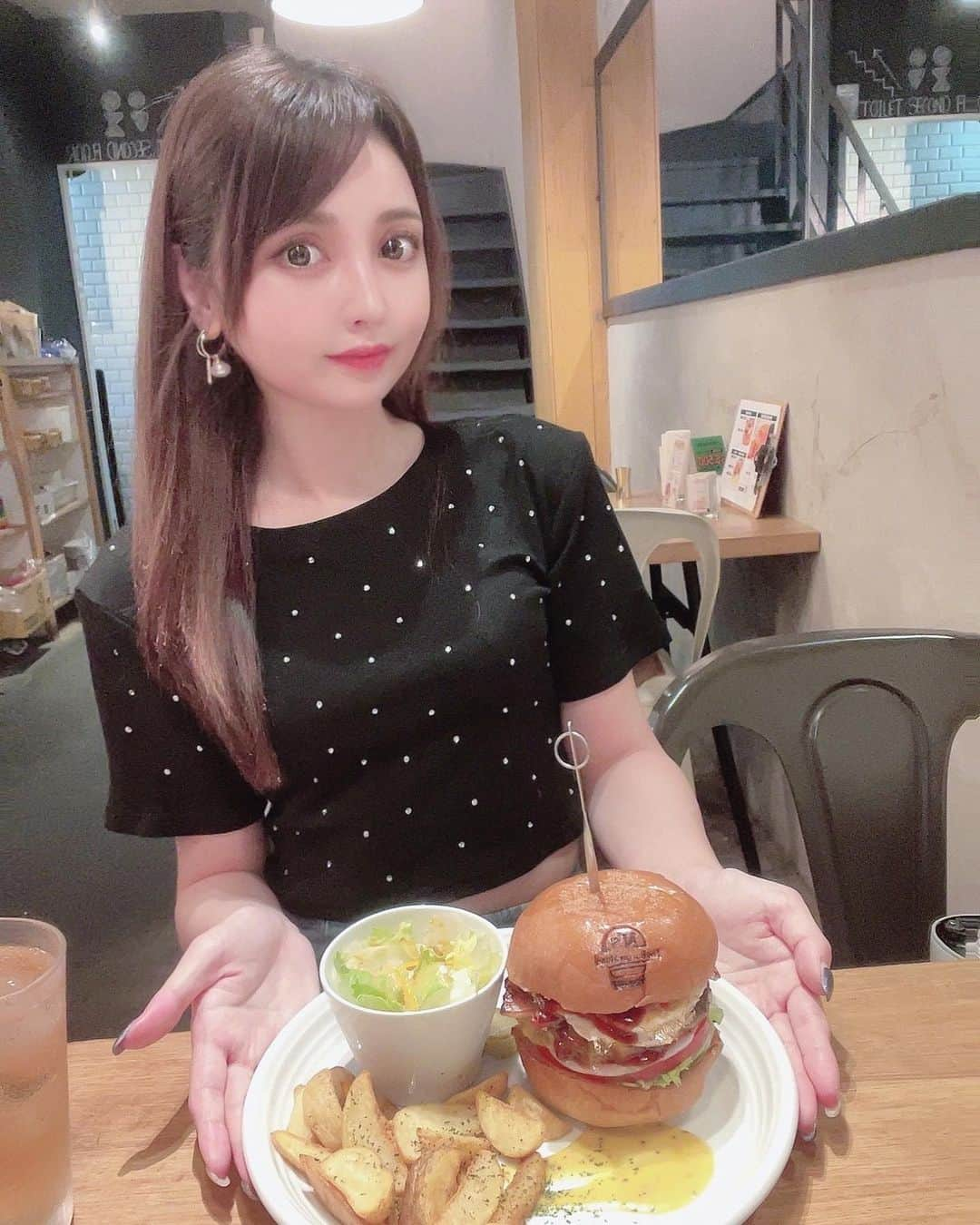 いーちゃんさんのインスタグラム写真 - (いーちゃんInstagram)「. 名古屋千種のハンバーガー屋さん🍔 The Burger Stand -N's- . つなぎを一切使用しない牛肉100%のパティ🤍 バンズも表面をサクッと焼いてあって美味しすぎる🥺 ポテトもオニオンリングも新鮮な野菜も 全部最高に美味しい❣️ . 前も行ったことがあって今回は違うバーガーを注文☝️ ︎︎︎︎︎︎☑︎︎︎︎︎︎︎エヌズバーガー･オニオンリング ︎︎︎︎︎︎☑︎︎︎︎︎︎︎ベーコンエッグチーズバーガー･フライドポテト . エヌズバーガーは味の決め手に甘酸っぱさの パイナップルも入ってるのが珍しい🍍 サイドメニューもめっちゃ美味しくて ボリューミーだけど完食できる😋 他にも色んな種類のバーガーがあるから また食べに行きたい☺️🤍 . 店内もおしゃれで女子会にも貸切にも🫶🏻 3階まであって広々🥺 パーキングも周りにたくさんあります🚗 . 📍名古屋市千種区池下1-4-20 🏃‍♀️東山線池下駅 徒歩5分 🕐11:00~21:00(不定休) 🐶テラス席OK . . PR @the_burger_stand_ns_ #theburgerstandns #名古屋ハンバーガー #池下ランチ #池下ディナー #池下グルメ #栄グルメ #名古屋ランチ #千種ランチ #千種ディナー #覚王山カフェ #覚王山グルメ #名古屋ディナー  #飯テロ #グルメ好きな人と繋がりたい #グルメ女子 #グルメスタグラム #nagoya #名古屋 #ハンバーガー #ハンバーガー部」8月23日 22時49分 - echan_10