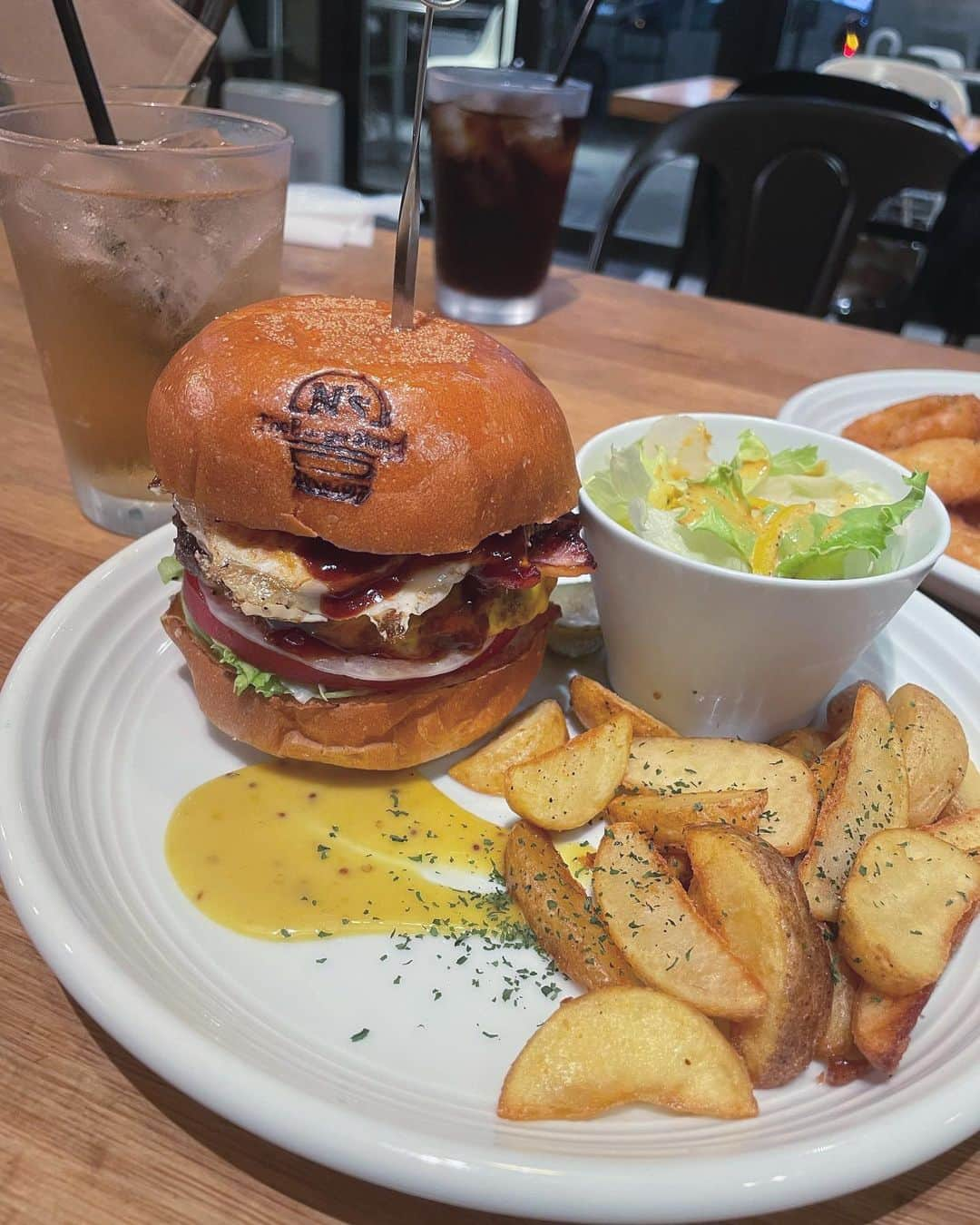 いーちゃんのインスタグラム：「. 名古屋千種のハンバーガー屋さん🍔 The Burger Stand -N's- . つなぎを一切使用しない牛肉100%のパティ🤍 バンズも表面をサクッと焼いてあって美味しすぎる🥺 ポテトもオニオンリングも新鮮な野菜も 全部最高に美味しい❣️ . 前も行ったことがあって今回は違うバーガーを注文☝️ ︎︎︎︎︎︎☑︎︎︎︎︎︎︎エヌズバーガー･オニオンリング ︎︎︎︎︎︎☑︎︎︎︎︎︎︎ベーコンエッグチーズバーガー･フライドポテト . エヌズバーガーは味の決め手に甘酸っぱさの パイナップルも入ってるのが珍しい🍍 サイドメニューもめっちゃ美味しくて ボリューミーだけど完食できる😋 他にも色んな種類のバーガーがあるから また食べに行きたい☺️🤍 . 店内もおしゃれで女子会にも貸切にも🫶🏻 3階まであって広々🥺 パーキングも周りにたくさんあります🚗 . 📍名古屋市千種区池下1-4-20 🏃‍♀️東山線池下駅 徒歩5分 🕐11:00~21:00(不定休) 🐶テラス席OK . . PR @the_burger_stand_ns_ #theburgerstandns #名古屋ハンバーガー #池下ランチ #池下ディナー #池下グルメ #栄グルメ #名古屋ランチ #千種ランチ #千種ディナー #覚王山カフェ #覚王山グルメ #名古屋ディナー  #飯テロ #グルメ好きな人と繋がりたい #グルメ女子 #グルメスタグラム #nagoya #名古屋 #ハンバーガー #ハンバーガー部」