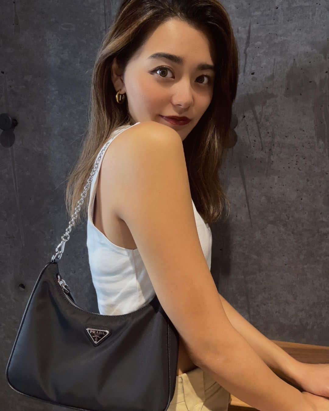 堺梨乃のインスタグラム：「newbag🖤PRADA 3wayで使えるみたい🫶シンプルなのが良い🖤  #prada#pradabag #プラダ#プラダバッグ」