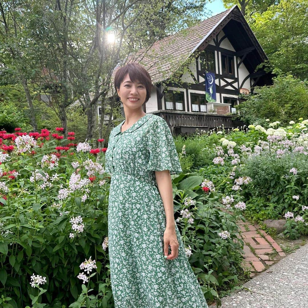 村井美樹さんのインスタグラム写真 - (村井美樹Instagram)「明日 8/24(木) BS12 トゥエルビ 18:30～19:00 NEXT TRIP  #黄金KAIDO 山梨編 に出演します☺️✨  徳川家康ゆかりの金山をつなぐ歴史の道・黄金KAIDO（海道&街道）を葵の御紋帳を持って巡る旅。  今回は家康のライバル武田信玄が治めた甲斐国・山梨へ！  徳川一族が城主を務めた #甲府城 🏯  武田信玄が創建し、徳川家とも深い関わりがある #甲斐善光寺 で鳴き龍体験も🐉  明治22年創業の老舗の菓子屋 #桔梗屋 では名物 #信玄餅 のスイーツを堪能🍨  そして、ちょっと寄り道して  #萌木の村  へ   素敵なオルゴール博物館を訪れたり、ヨーロッパの田舎町のような雰囲気の道を散策したり、メリーゴーランドに乗ったり🎠✨  #レストランROCK では名物カレーをいただきました🍛  ぜひご覧ください😆  衣装のワンピースは @earth__1999 です。  旅こけしは #佐藤裕介工人 の紫のグラデーションこけし」8月23日 22時53分 - miki_murai_