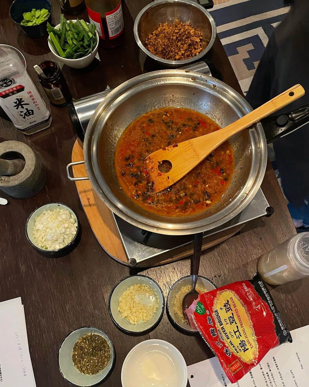 アオイヤマダさんのインスタグラム写真 - (アオイヤマダInstagram)「みじんぎり。 ひとてま、そのひと手間が、だいじ。 お弁当作りは楽しい、けど ぬか漬け、米、、 新しい何かに出会いたい。 みじんぎり、最近してなかったなぁ。 時間かかるからなぁ。 お肉はしっかり下茹でしてさ、 味もつけておくとさ、そのひと手間がさ、こんなにも大切だなんて。 豆板醤。🌶️ 豆板醤って、そら豆からできてるんだ、、。 先日、料理家りえこさん　@rieko_teramoto に豆板醤作りと 豆板醤使った料理をお教え頂き、 我が家の食卓が華やかになりました。 味噌汁と米とぬか漬けもいいけど、 中華がつくれたらもっと楽しい。 ありがとうございました。  夏バテしないよう、明日も良き一日を。 動画編集、旦那　@itofumis2」8月23日 23時02分 - aoiyamada0624