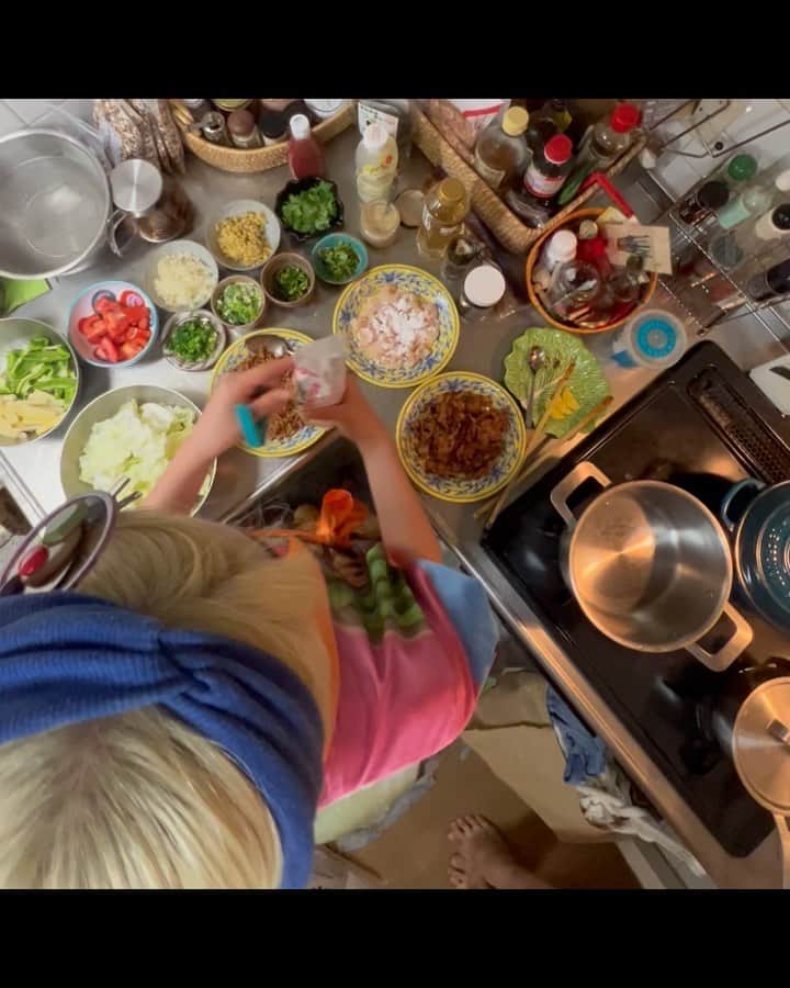 アオイヤマダのインスタグラム：「みじんぎり。 ひとてま、そのひと手間が、だいじ。 お弁当作りは楽しい、けど ぬか漬け、米、、 新しい何かに出会いたい。 みじんぎり、最近してなかったなぁ。 時間かかるからなぁ。 お肉はしっかり下茹でしてさ、 味もつけておくとさ、そのひと手間がさ、こんなにも大切だなんて。 豆板醤。🌶️ 豆板醤って、そら豆からできてるんだ、、。 先日、料理家りえこさん　@rieko_teramoto に豆板醤作りと 豆板醤使った料理をお教え頂き、 我が家の食卓が華やかになりました。 味噌汁と米とぬか漬けもいいけど、 中華がつくれたらもっと楽しい。 ありがとうございました。  夏バテしないよう、明日も良き一日を。 動画編集、旦那　@itofumis2」