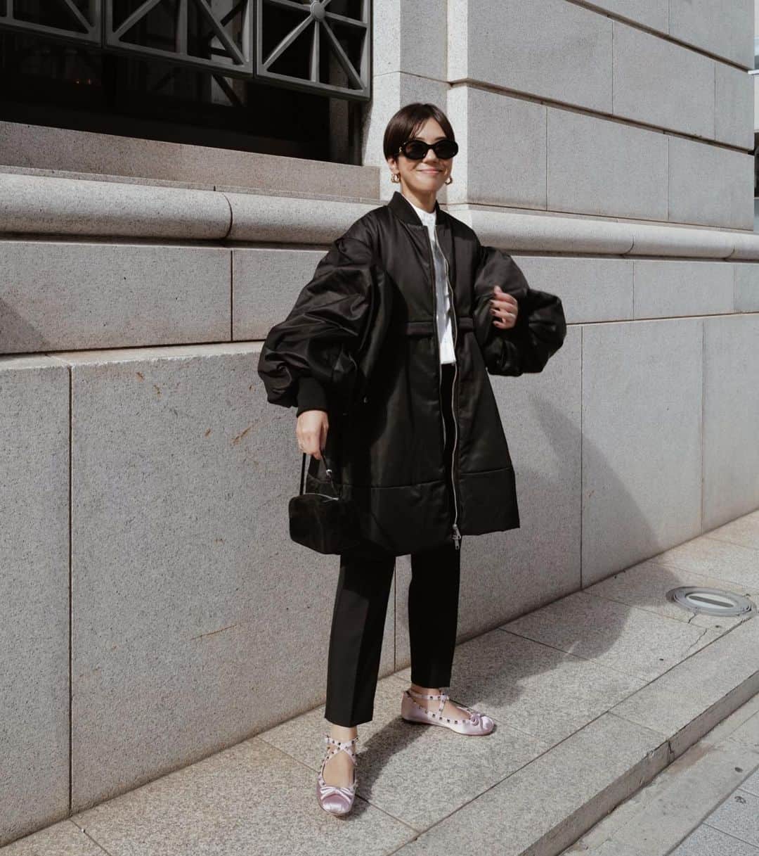 正中雅子のインスタグラム：「🤤🖤😎🖤 なんとも言えない可愛さとモードさのあるコート✨  MA1の要素を落とし込み、これでもかってくらいお袖にボリュームをつけ 身頃は甘くなりすぎないフォルムだけどぽこっとしたフォルムが最高にかわいい1枚！！  毎年使っている発熱素材トップサーモの中綿を使用しているのでこのデザインでも軽くめちゃくちゃ温かく羽織れます！  どんなスタイリングにもサクッと羽織るとかっこよくなるアウターです！  outer pre order 8.25 fri 12:00---8.28 mon 23:59  @machatt_  @machatt_staff_styling   #MACHATT#masaco服 #fashion#styling#outerstyle #mamafashion #アウターコーデ」