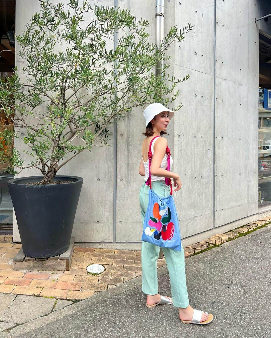 太田江莉奈のインスタグラム：「.  このshopping bag使いやすい👏 買って良かった🍎  . .  #BallChain#ecobag #shoppingbag#yakuin #福岡#福岡カフェ#薬院カフェ #薬院大通#薬院#mybag」