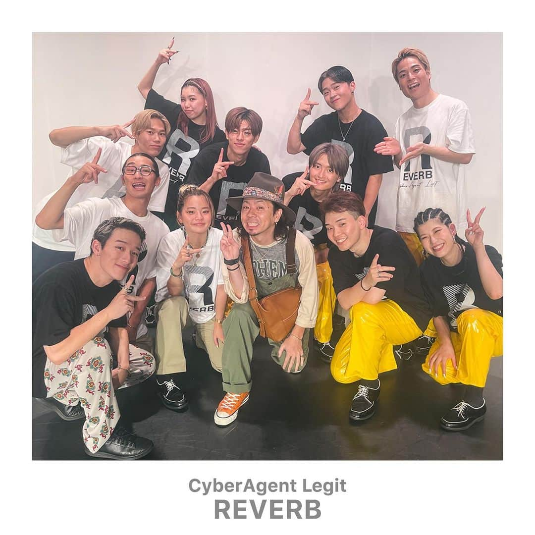 akihicのインスタグラム：「CyberAgent Legit ＂REVERB＂  観てきました🔥 メンバー全員のスキルはもちろん、 Fish君の演出が面白かった‼︎ もっと観てたかったなぁ✨  自分がディレクションをさせて頂いた、 『Meant to be』もまた素敵に踊ってくれていて 感激😭✨みんな最高でした‼︎  涙腺がおバカになってる私は涙も🥲 とにかく、最高なチームですね。  そして今回はグッズのデザインも担当させて頂きました‼︎ Fish君いつもありがとう🙏✨  こういった形で関われてる事に感謝です。  これからのLegitも陰ながら応援していきたいと思います‼︎  改めて素敵なライブをありがとうございました😭✨  #cyberagentlegit #REVERB #ワンマンライブ #こっちゃんお疲れ様✨ #1chおかえり」