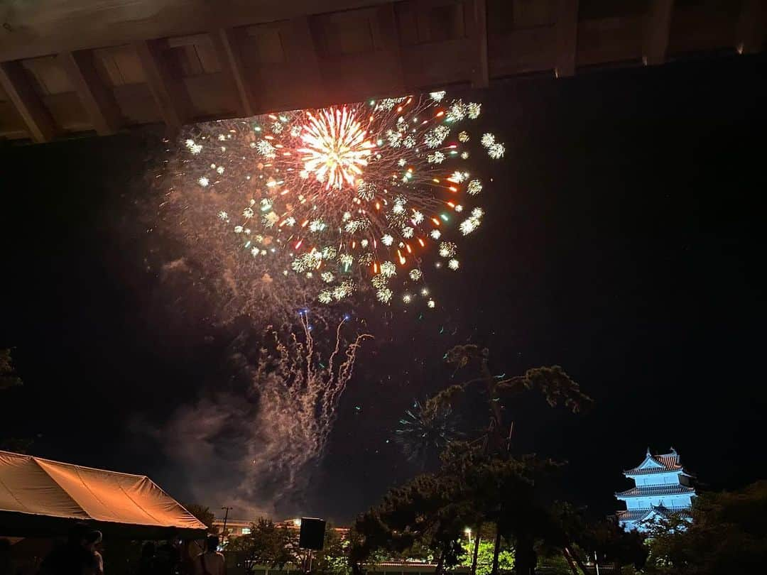 海津ゆうこのインスタグラム：「今日は城下町しばたまつり 市街地花火と和太鼓の響宴でした。  大きな花火大会はたくさんあるけど、 地元の花火はやっぱりいい！！  そして自衛隊の駐屯地が打ち上げ場所で 新発田城という文化財の隣で上がるロケーションは新発田だけでは。  毎年ながら、この花火に許可がおりることも凄いです✨  安兵衛太鼓の演奏も 新発田っ子なら懐かしく感じる方も多いと思います。  地元の祭りっていいですね。  さあ、新発田祭りがスタートです。 帰り台輪まで駆け抜けましょう👍  今年も帰り台輪は 一斉あおりのポイント立売り通りでアナウンスを担当します。  暑い中、お声がけいただいた方 ありがとうございました😄  #新発田#しばたまつり#城下町しばたまつり#祭り#花火#花火大会#夏の思い出#祭り好き #新発田城 #花火師さんありがとう #堀部安兵衛#安兵衛太鼓 #instagood #instalike #instalife #instadaily #instapic #フリーアナウンサー#ラジオパーソナリティー」