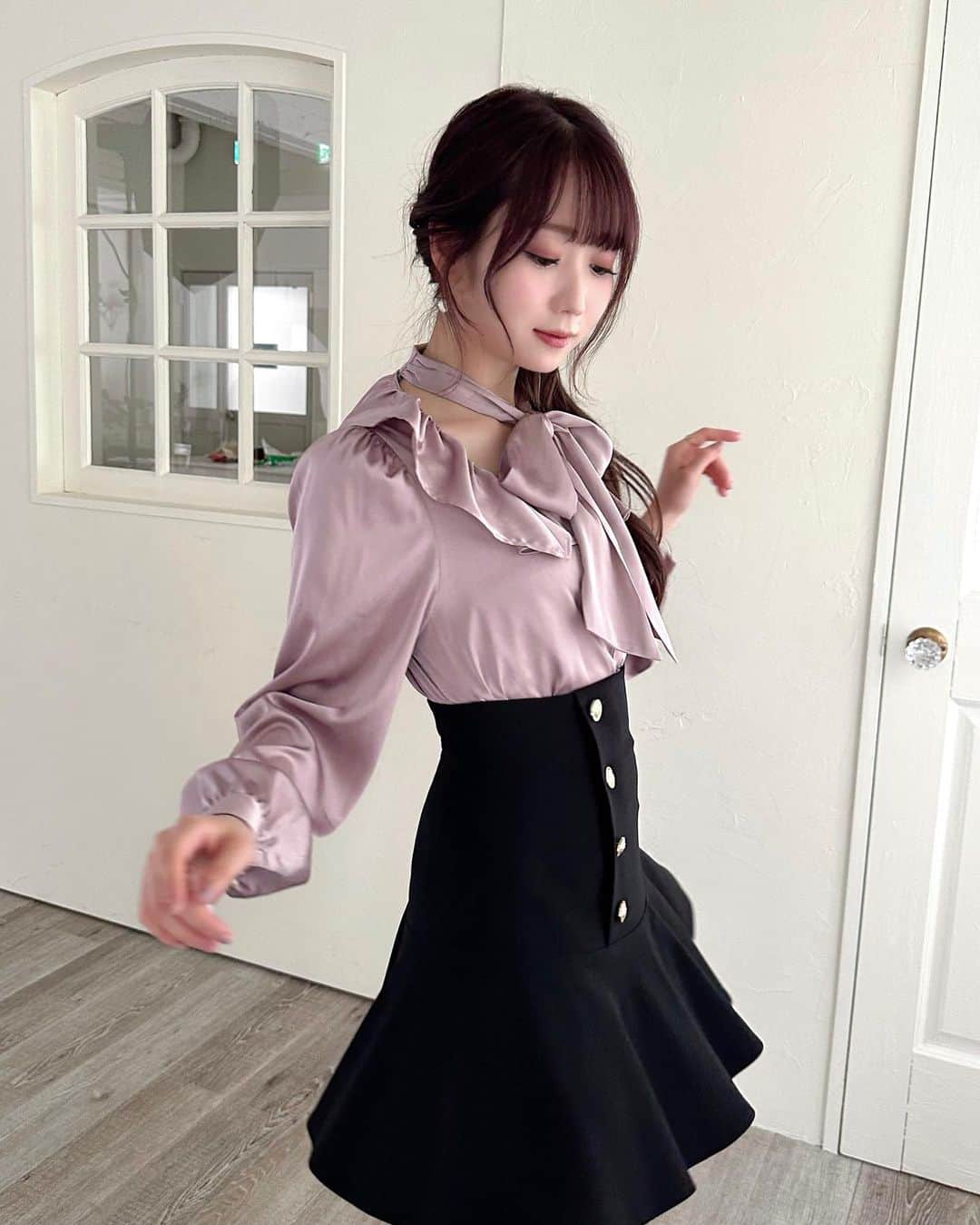 大谷映美里のインスタグラム：「ブラウス×ミニスカ🩷❤︎ 大好きな組み合わせ〜🐈‍⬛ ⁾⁾ ブラウスは艶っとしたとろみのある生地なので、 大人可愛く着ていただけると思います🫶🏻 リボンタイは取り外してもシンプルで良きです🎀♡ スカートは中がパンツになっております🫡✨ web store 8/25(fri)20:00〜明後日ですね🤍 #RoseMuse」
