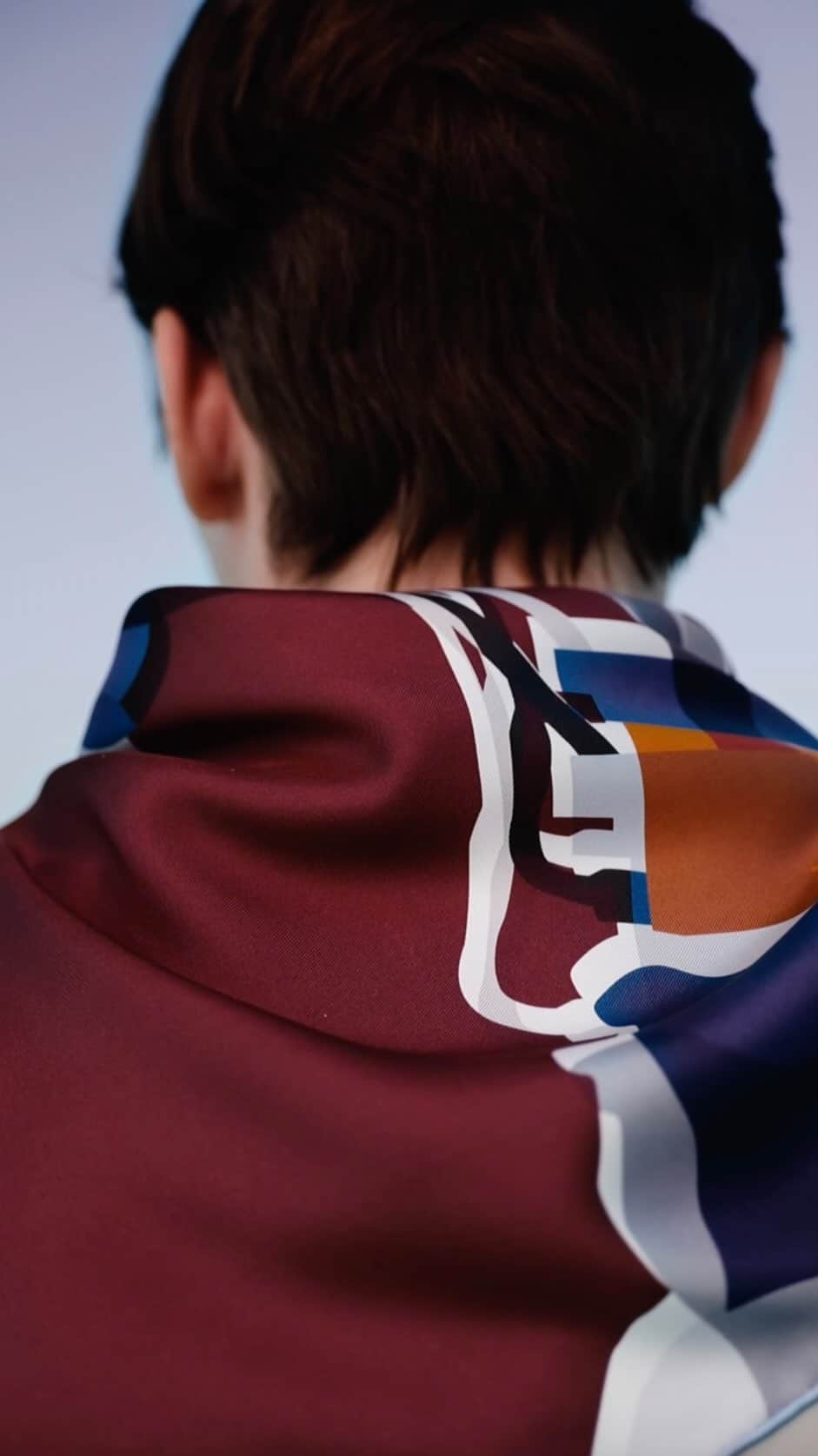 エルメスのインスタグラム：「Soaring silk 🪁 Colorful, versatile and poetic: it is all about silk. ​  #SilkInTheClouds​ #DriveMeCrazyCarré​ #HermesSilk​ #Hermes」