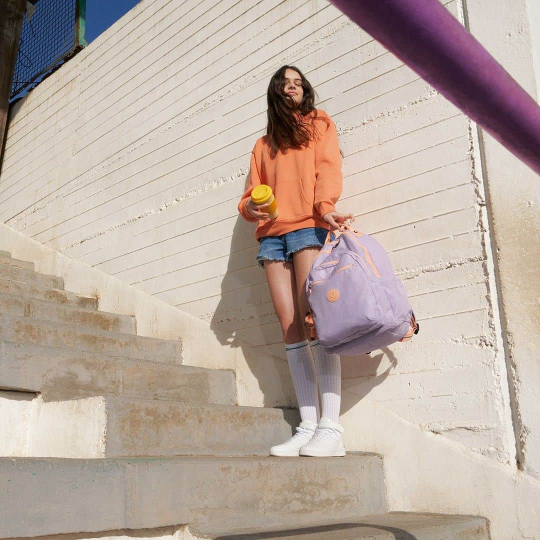 のインスタグラム：「Make your way to class in style with Kipling's brights and neutrals, patterns and solids, shapes and sizes. Choose the perfect Seoul backpack to express your unique style #ClassIsInSession  #NeverWithoutMyKipling #LiveLight」