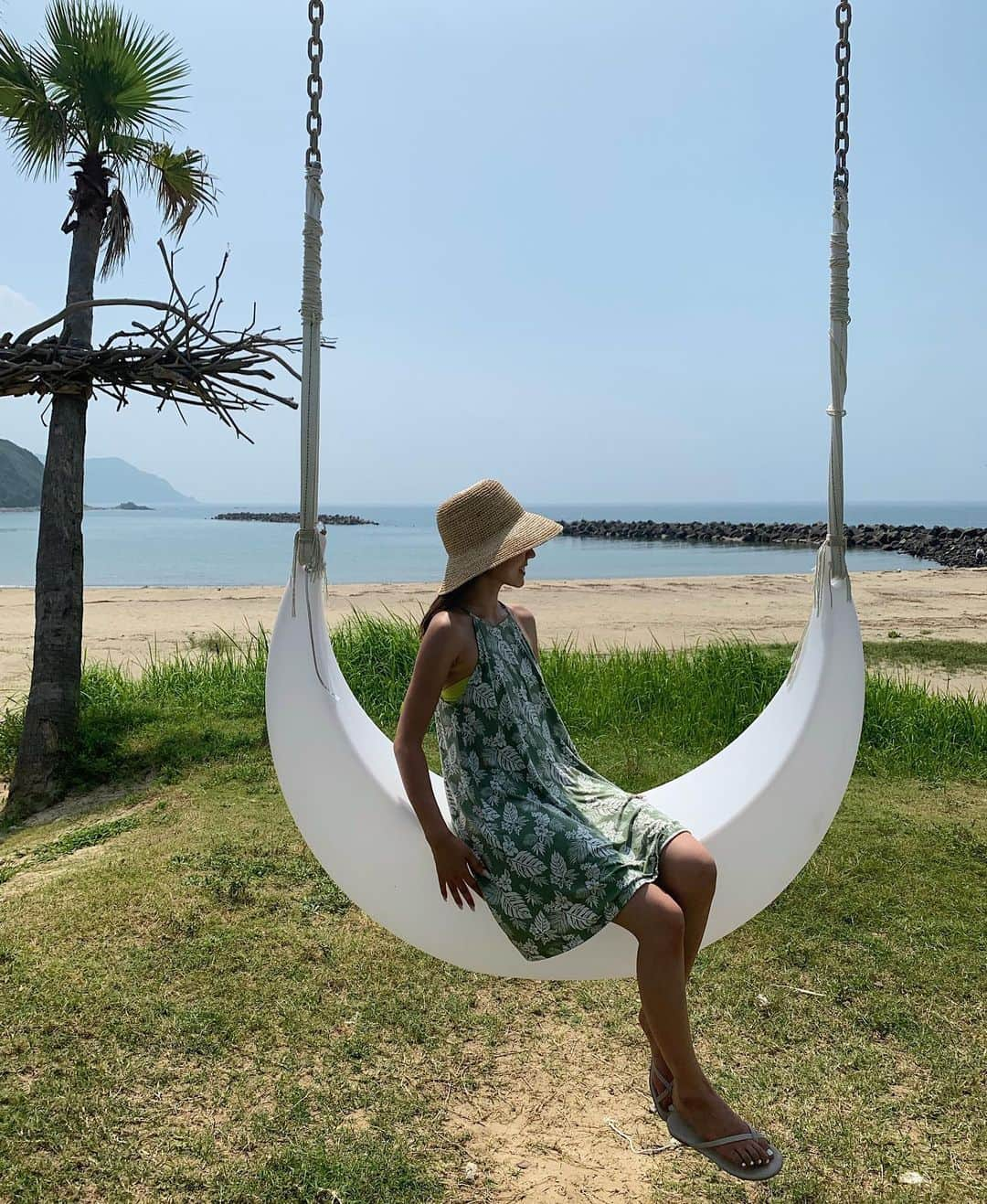 箕迫かなさんのインスタグラム写真 - (箕迫かなInstagram)「🌴🌴🌴 . . 海を見ながら漕ぐ ヤシの木のブランコがいーっぱいあった ヤシの木ご苦労さん！！  風を感じながら綺麗な景色見て ブランコできるの考えた人 脳内Chillすぎ！！！🥥  どんなヒトなんやろ〜💭♡ ありがとう言わせて！！ 全部100でたのしませてもろたで🫱🏽‍🫲🏾脳内Chillさん🌞🫶🏾 . .」8月23日 23時12分 - niconico213