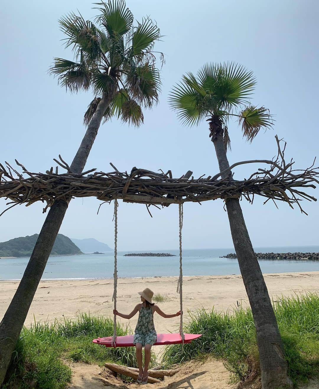 箕迫かなさんのインスタグラム写真 - (箕迫かなInstagram)「🌴🌴🌴 . . 海を見ながら漕ぐ ヤシの木のブランコがいーっぱいあった ヤシの木ご苦労さん！！  風を感じながら綺麗な景色見て ブランコできるの考えた人 脳内Chillすぎ！！！🥥  どんなヒトなんやろ〜💭♡ ありがとう言わせて！！ 全部100でたのしませてもろたで🫱🏽‍🫲🏾脳内Chillさん🌞🫶🏾 . .」8月23日 23時12分 - niconico213