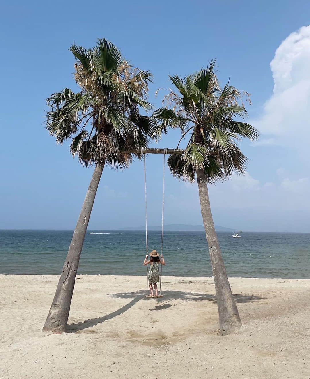 箕迫かなのインスタグラム：「🌴🌴🌴 . . 海を見ながら漕ぐ ヤシの木のブランコがいーっぱいあった ヤシの木ご苦労さん！！  風を感じながら綺麗な景色見て ブランコできるの考えた人 脳内Chillすぎ！！！🥥  どんなヒトなんやろ〜💭♡ ありがとう言わせて！！ 全部100でたのしませてもろたで🫱🏽‍🫲🏾脳内Chillさん🌞🫶🏾 . .」